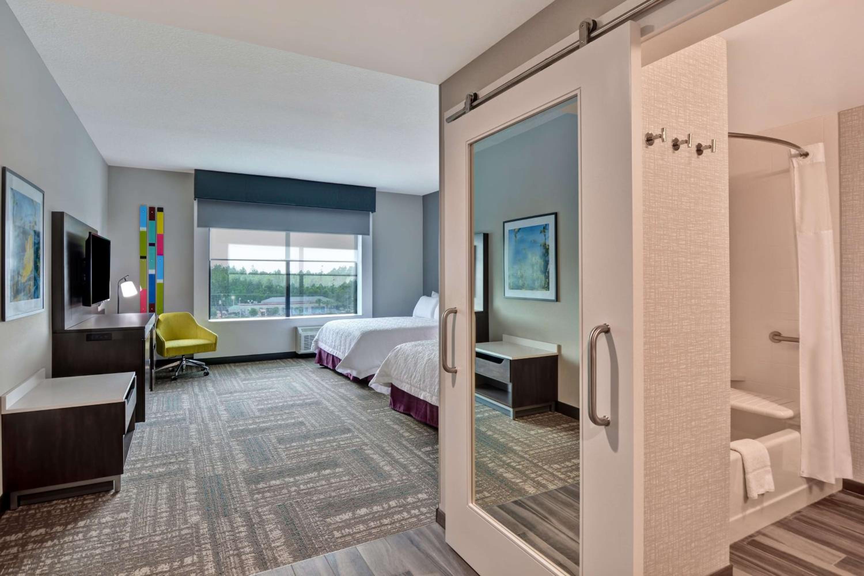 Queen Room with Two Queen Beds - Non-Smoking - Photo 3