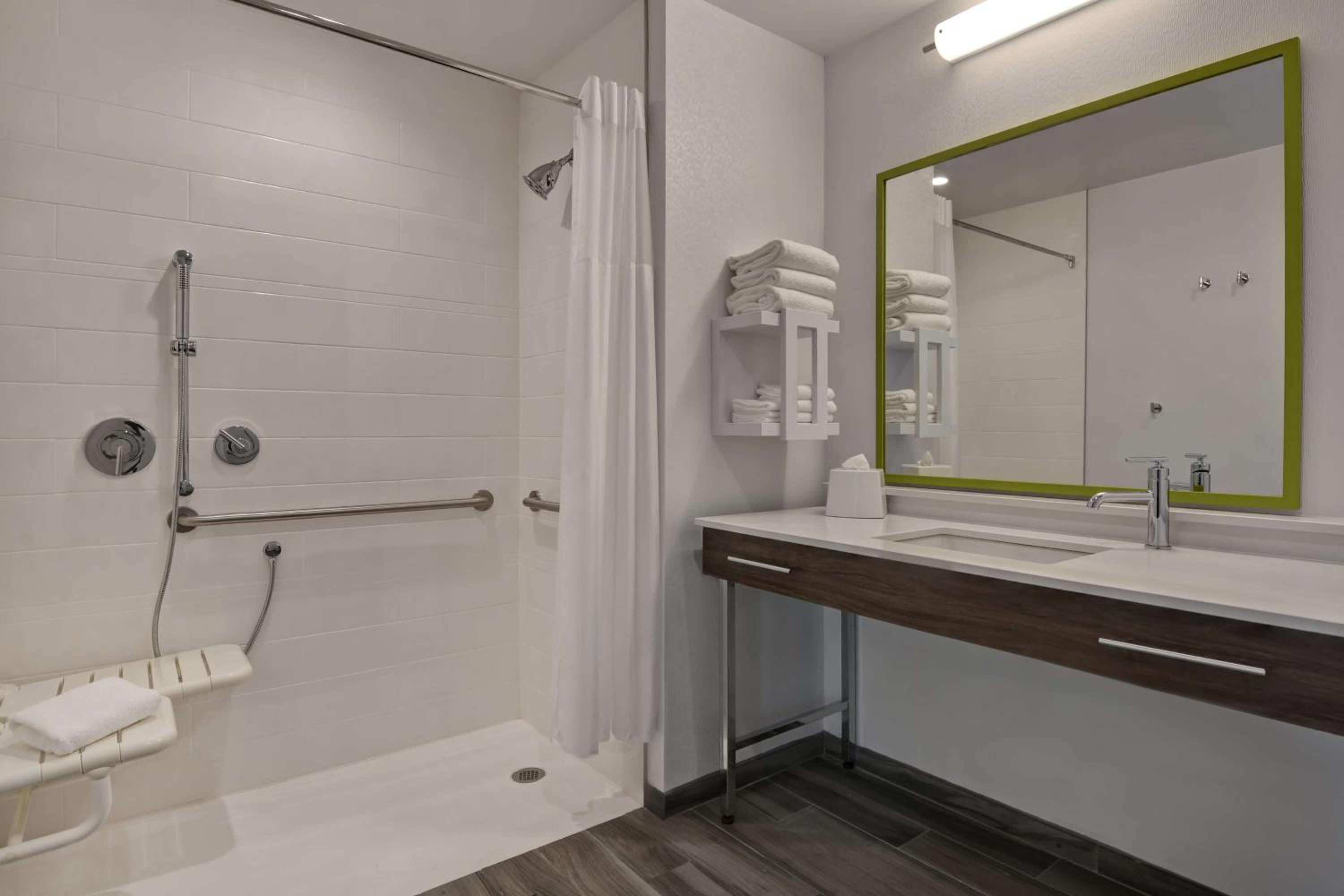 King Suite with Roll-In Shower - Mobility and Hearing Access/Non-Smoking - Photo 3