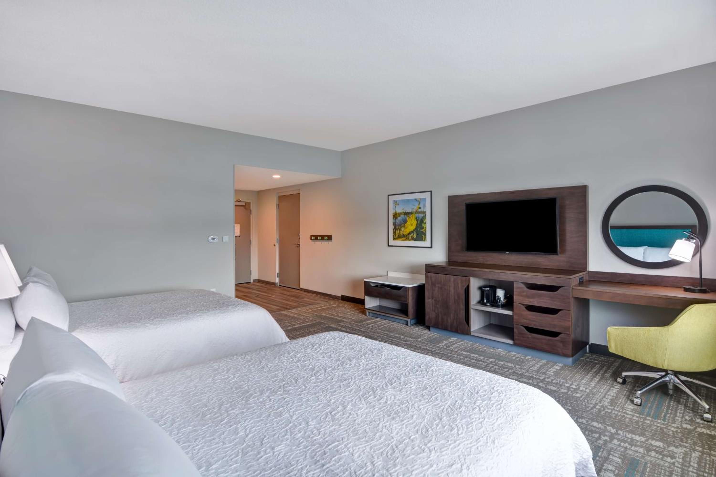 Queen Room with Two Queen Beds - Non-Smoking - Photo 5