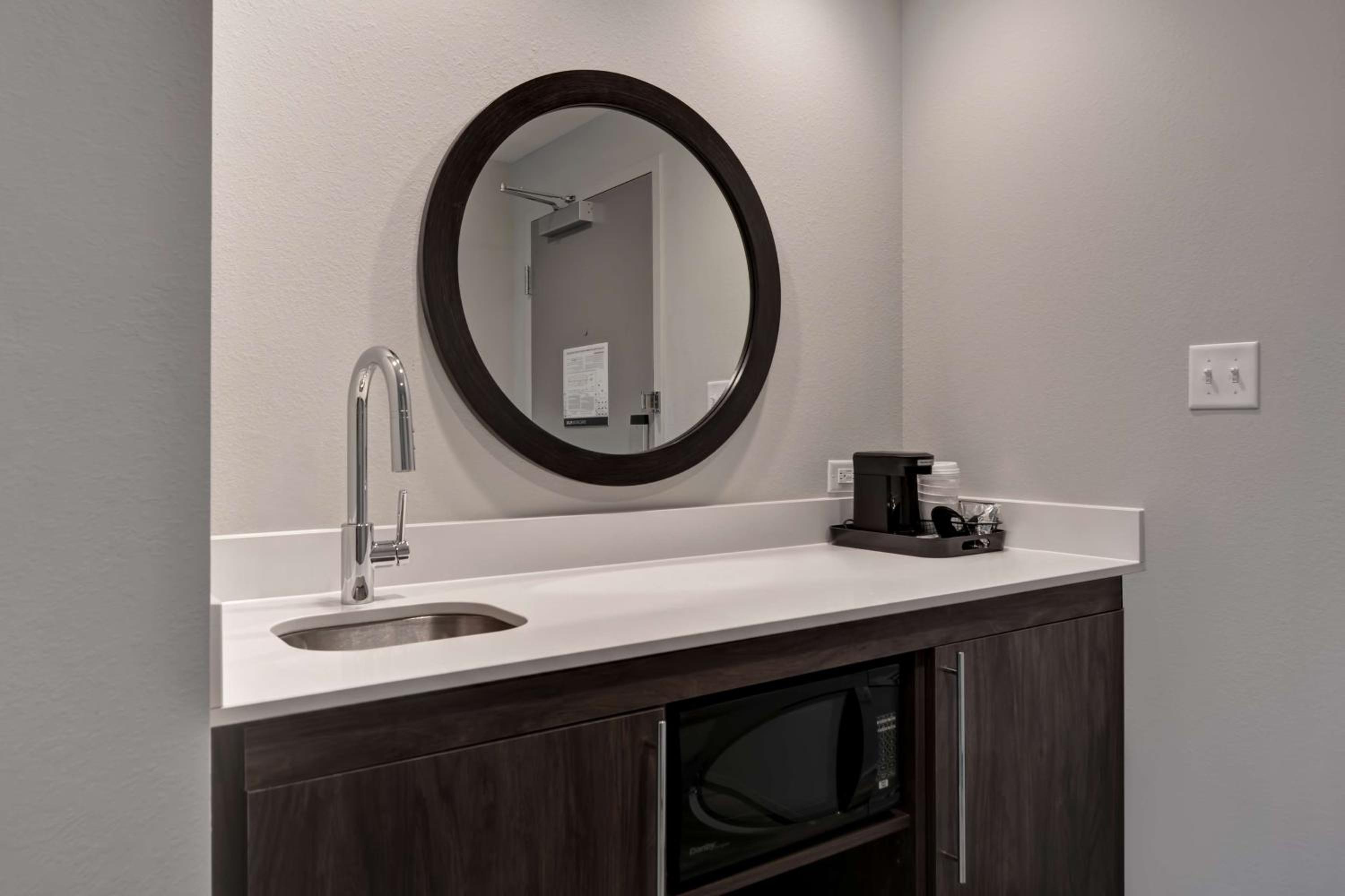 King Studio Suite - Non-Smoking - Photo 2