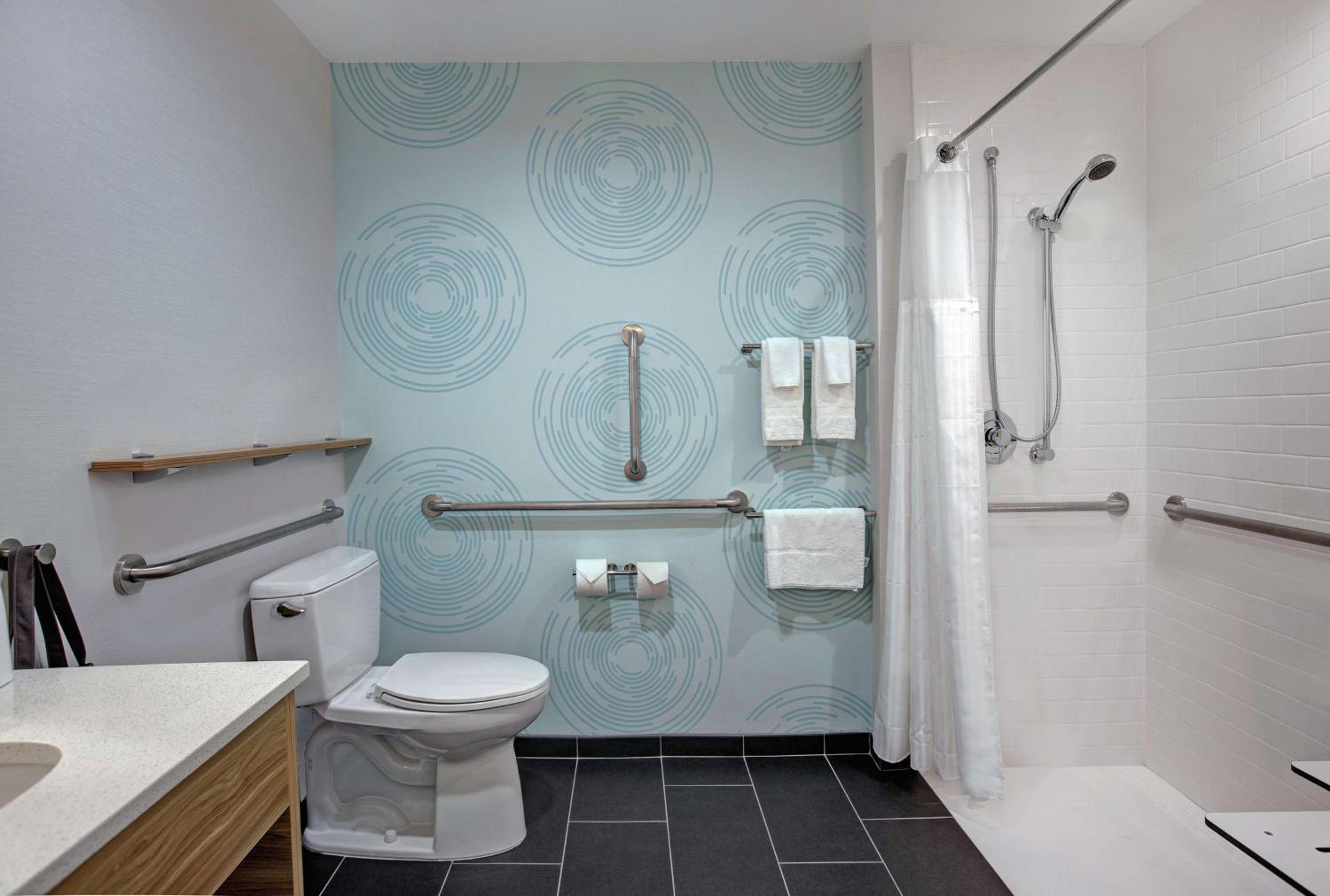 King Room with Roll-In Shower - Mobility and Hearing Access - Photo 4