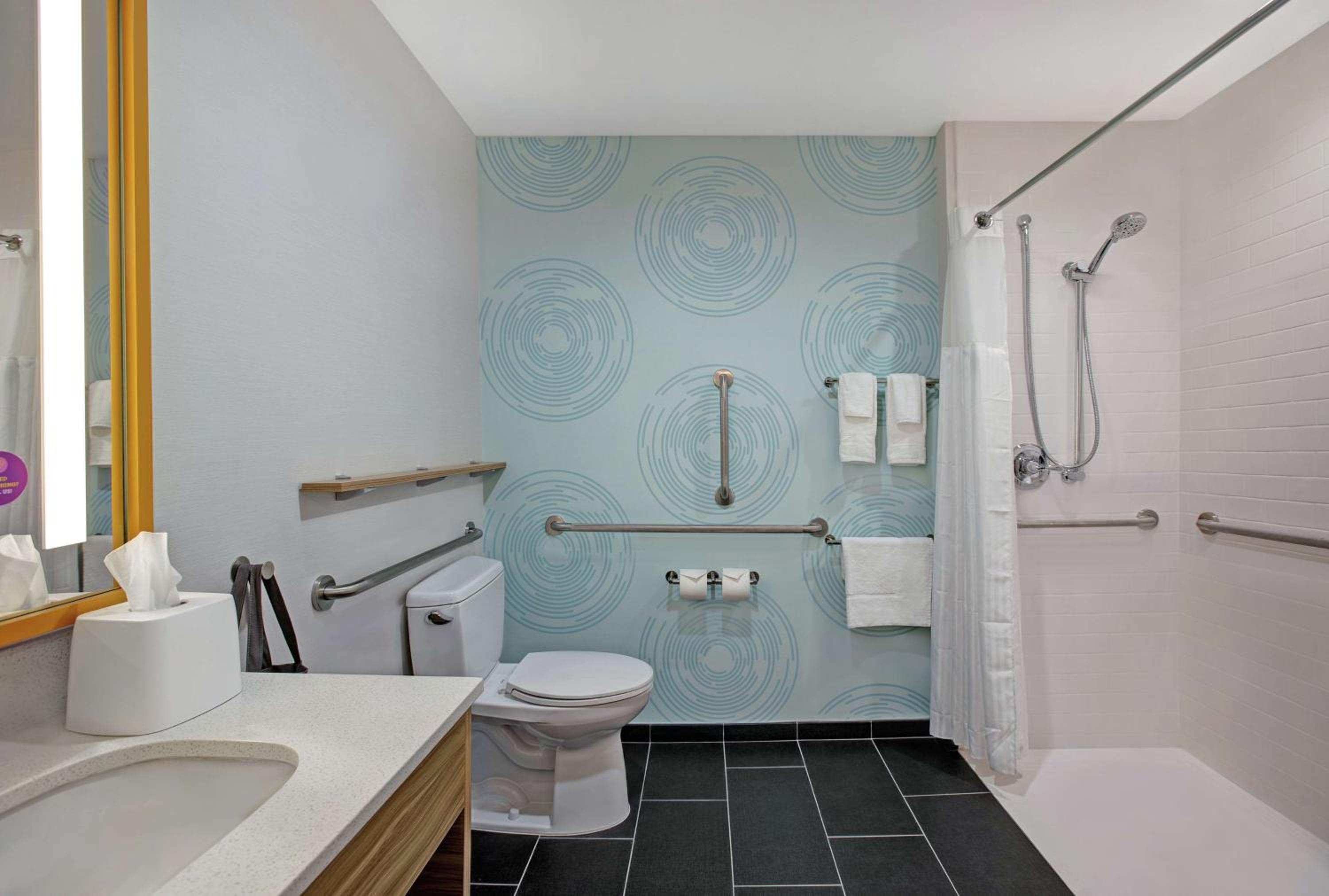 King Room with Roll-In Shower - Mobility and Hearing Access - Photo 3