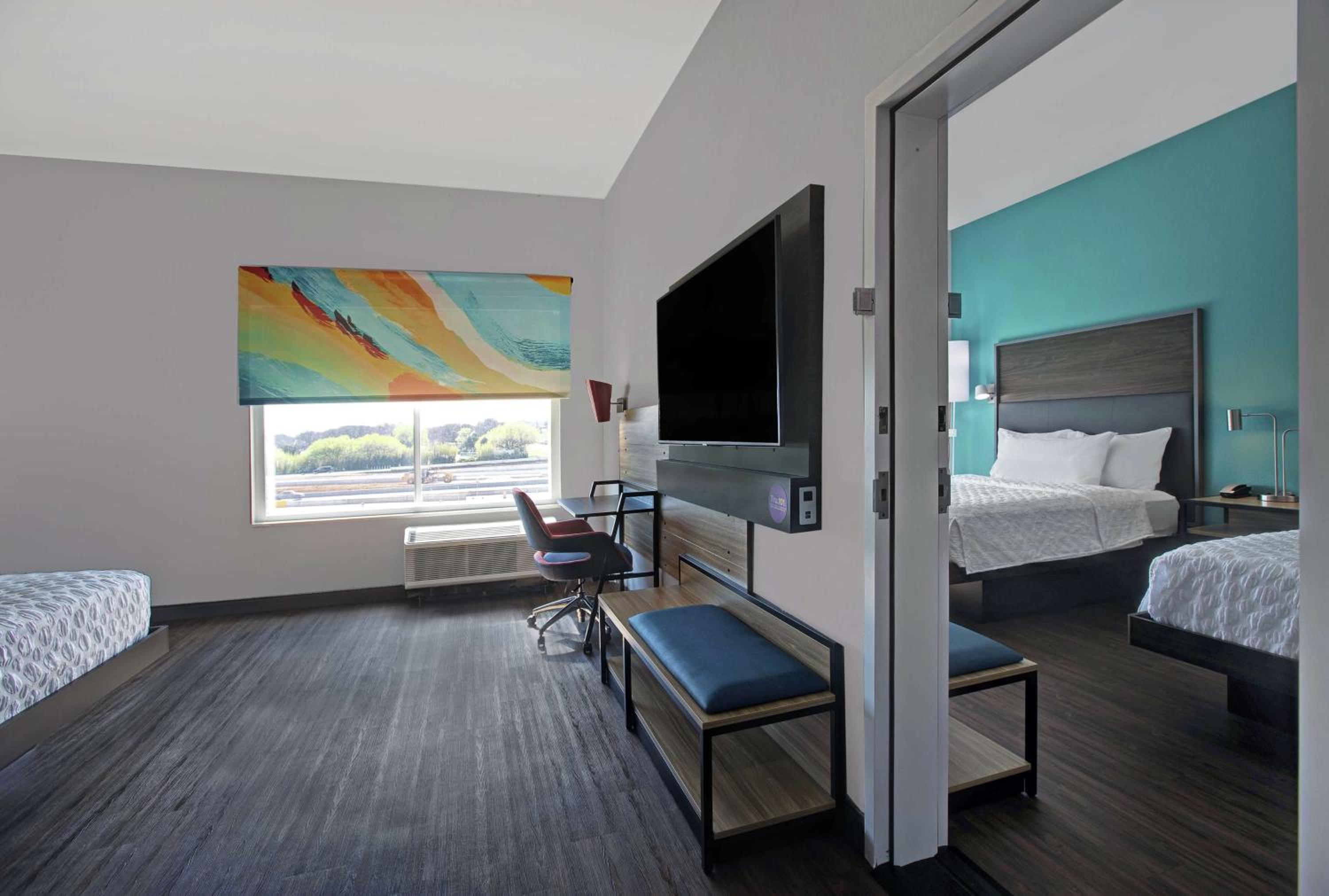 King Room with Roll-In Shower - Mobility and Hearing Access - Photo 2