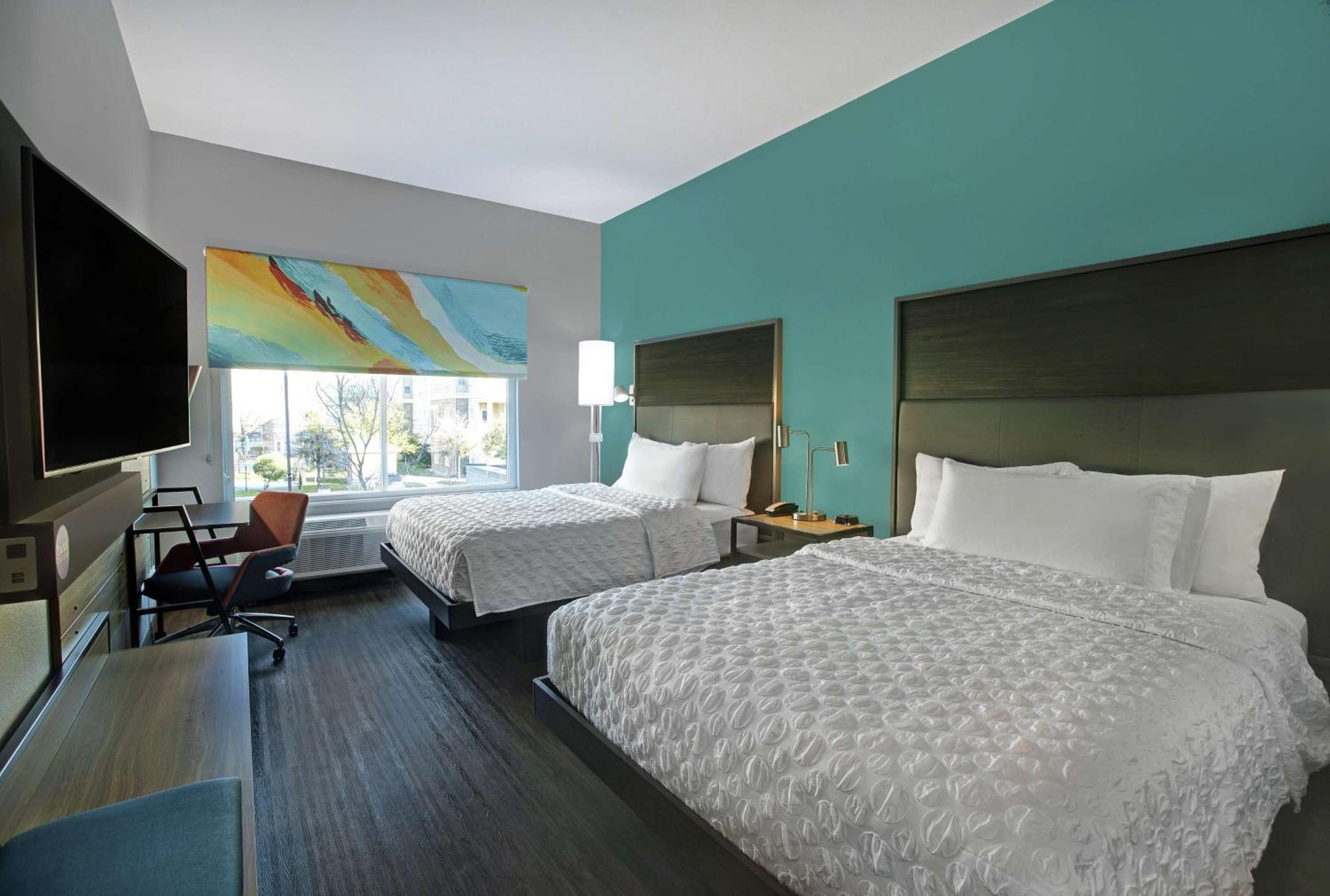 Queen Room with Two Queen Beds - Photo 3