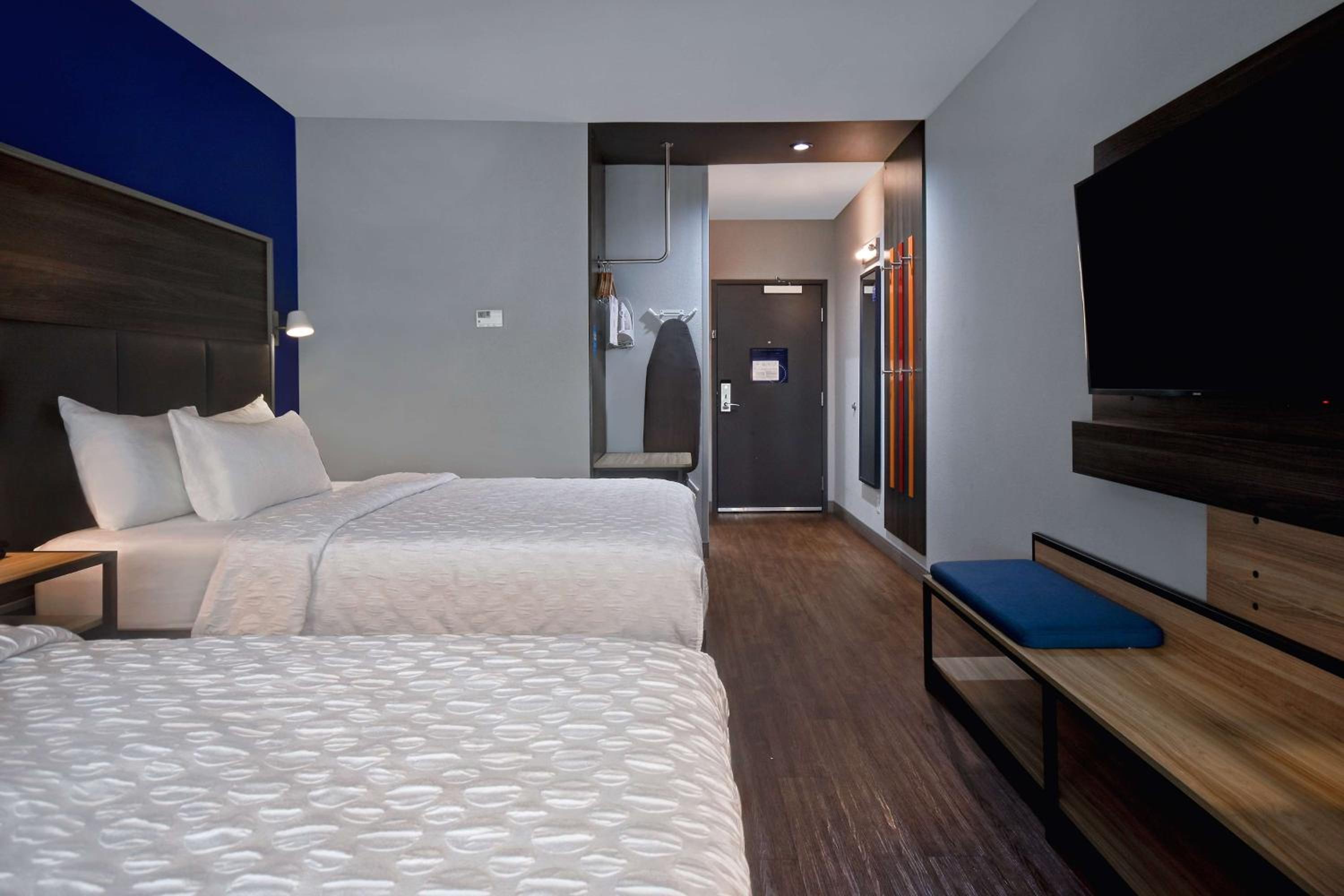 Queen Room with Two Queen Beds - Photo 1