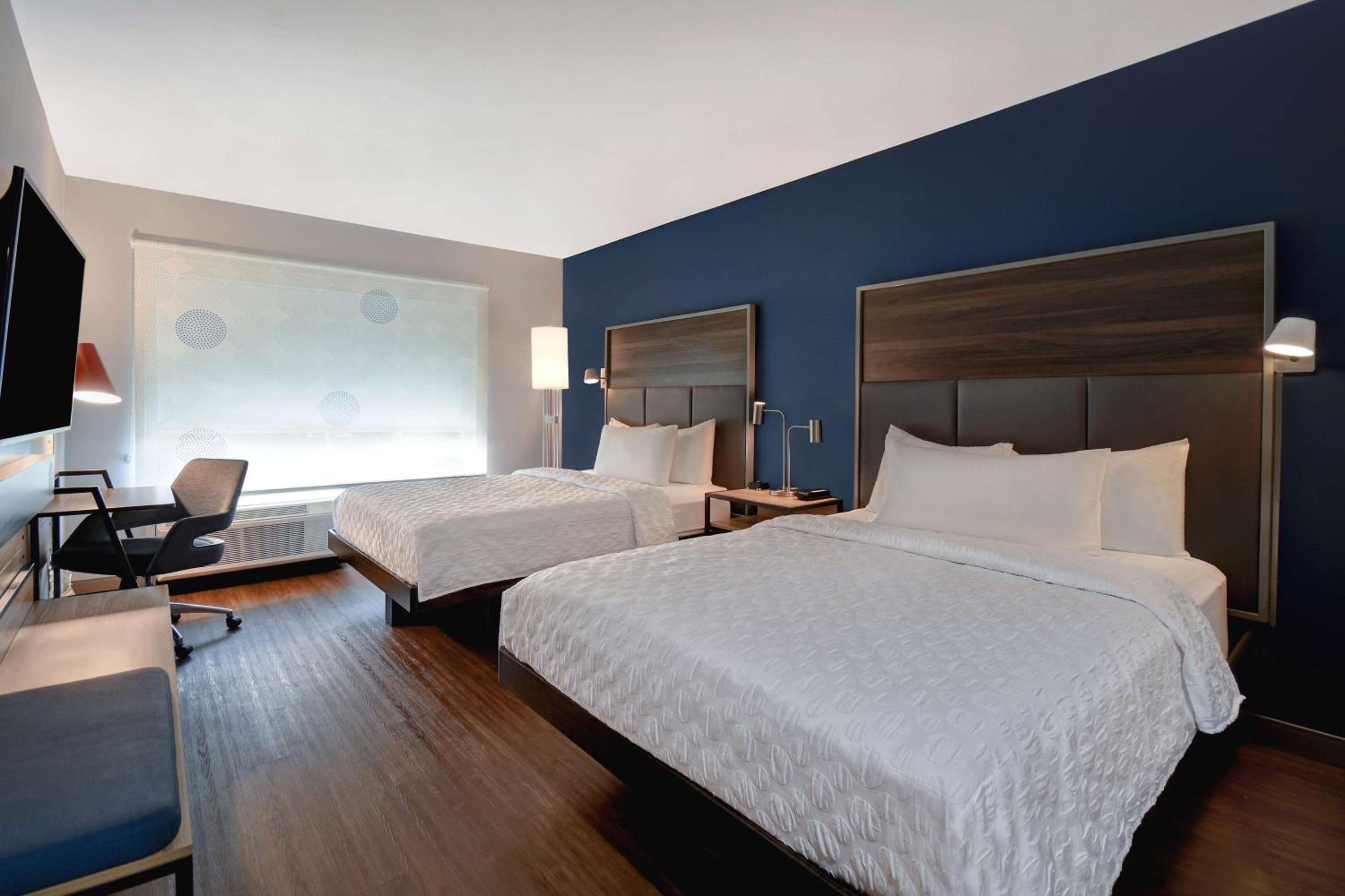 Queen Room with Two Queen Beds - Photo 2