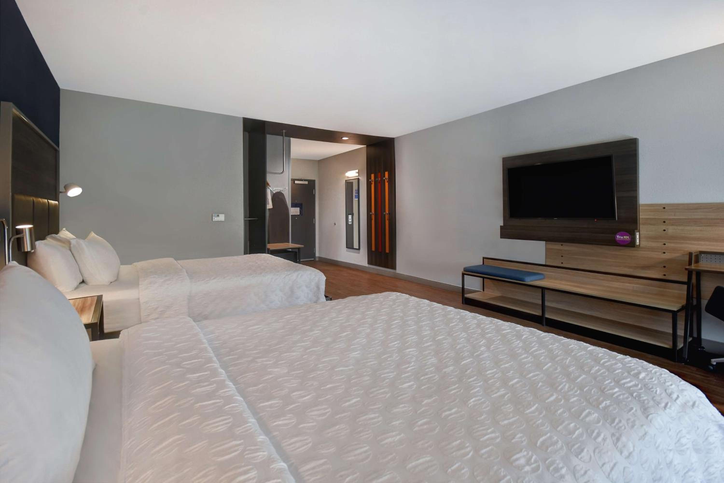 Queen Room with Two Queen Beds - Mobility Access photo 3