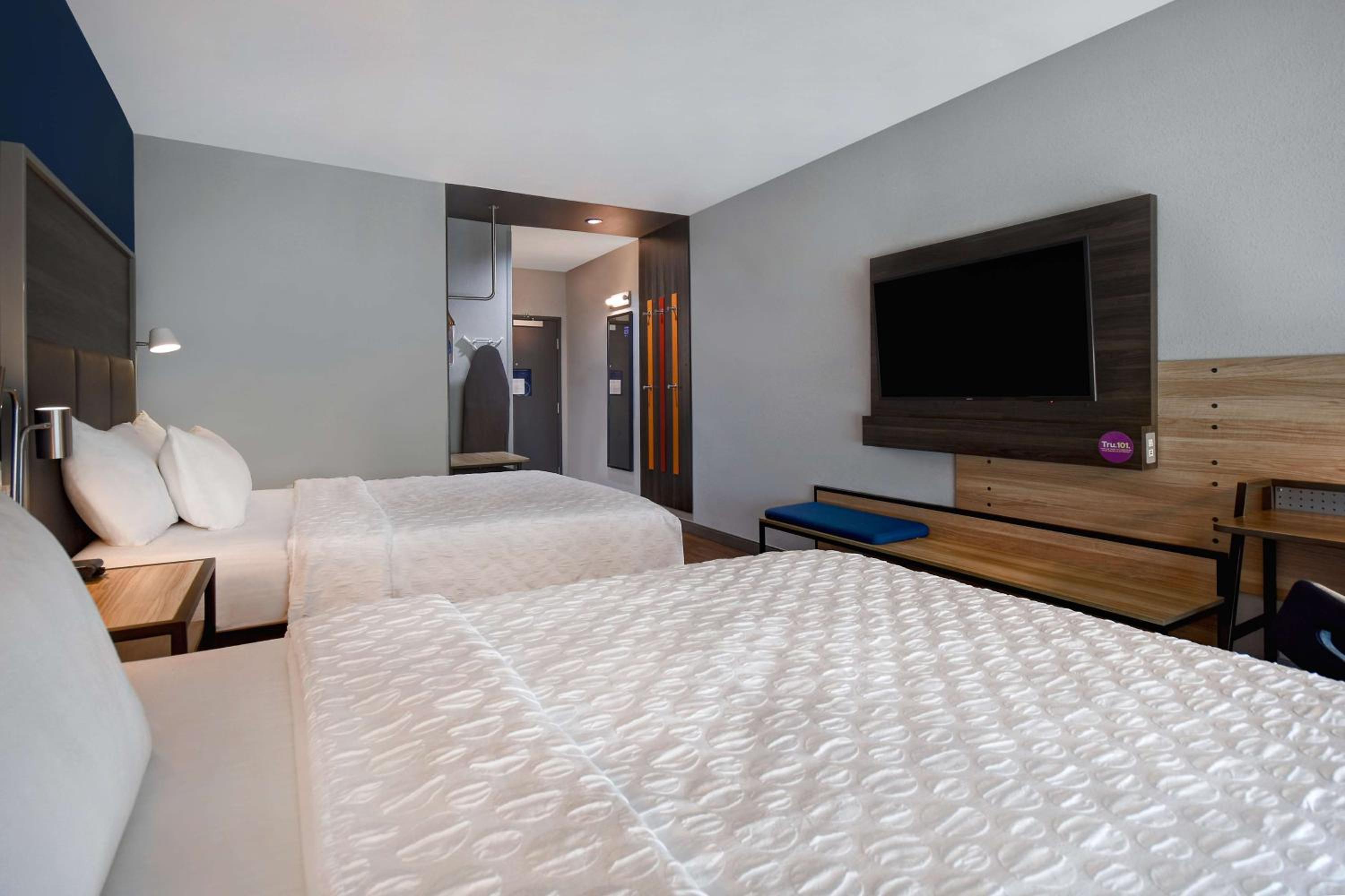 Queen Room with Two Queen Beds - Photo 3