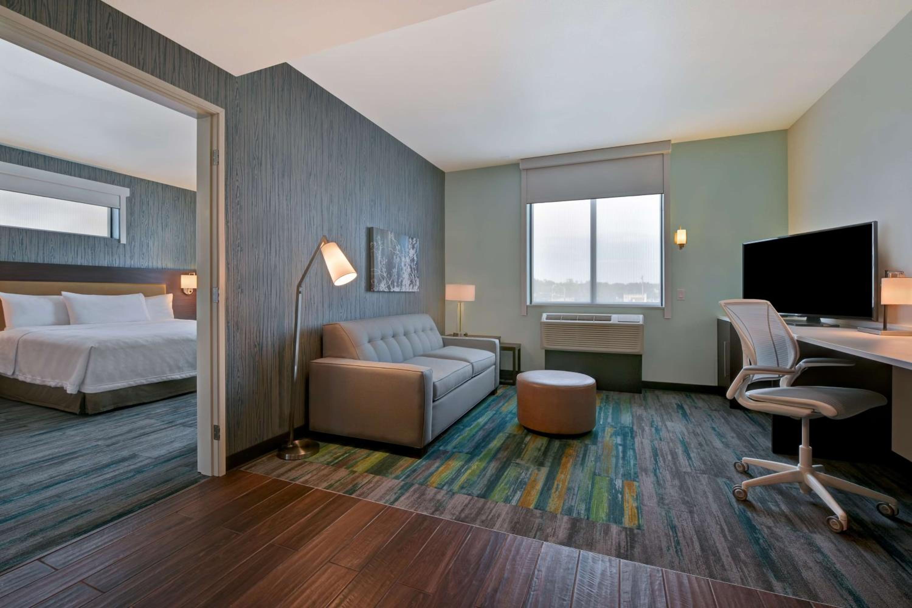 King Suite with Roll-In Shower - Non Smoking - Photo 3
