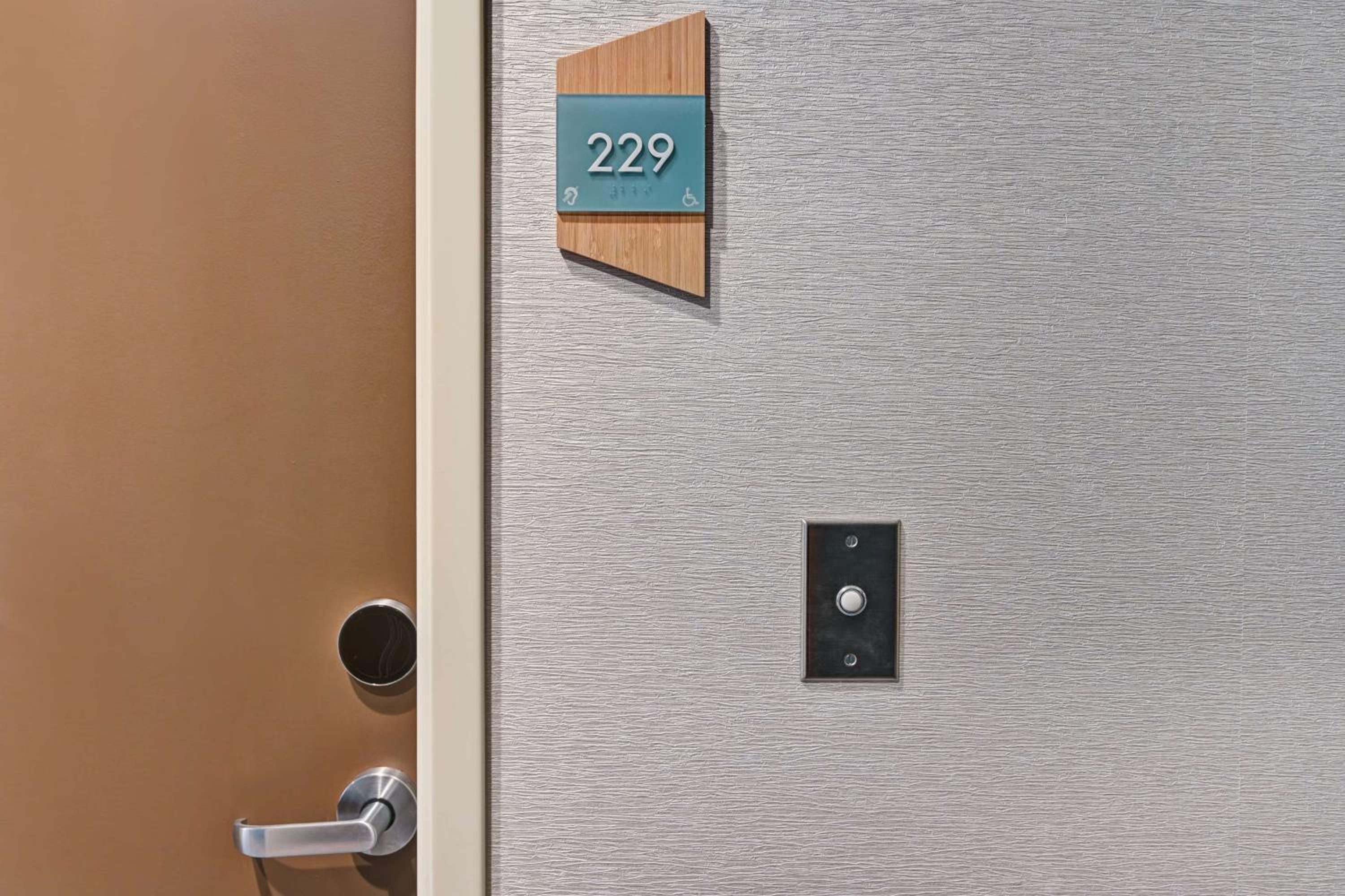 King Studio - Mobility and Hearing Access/Non-Smoking - Photo 4