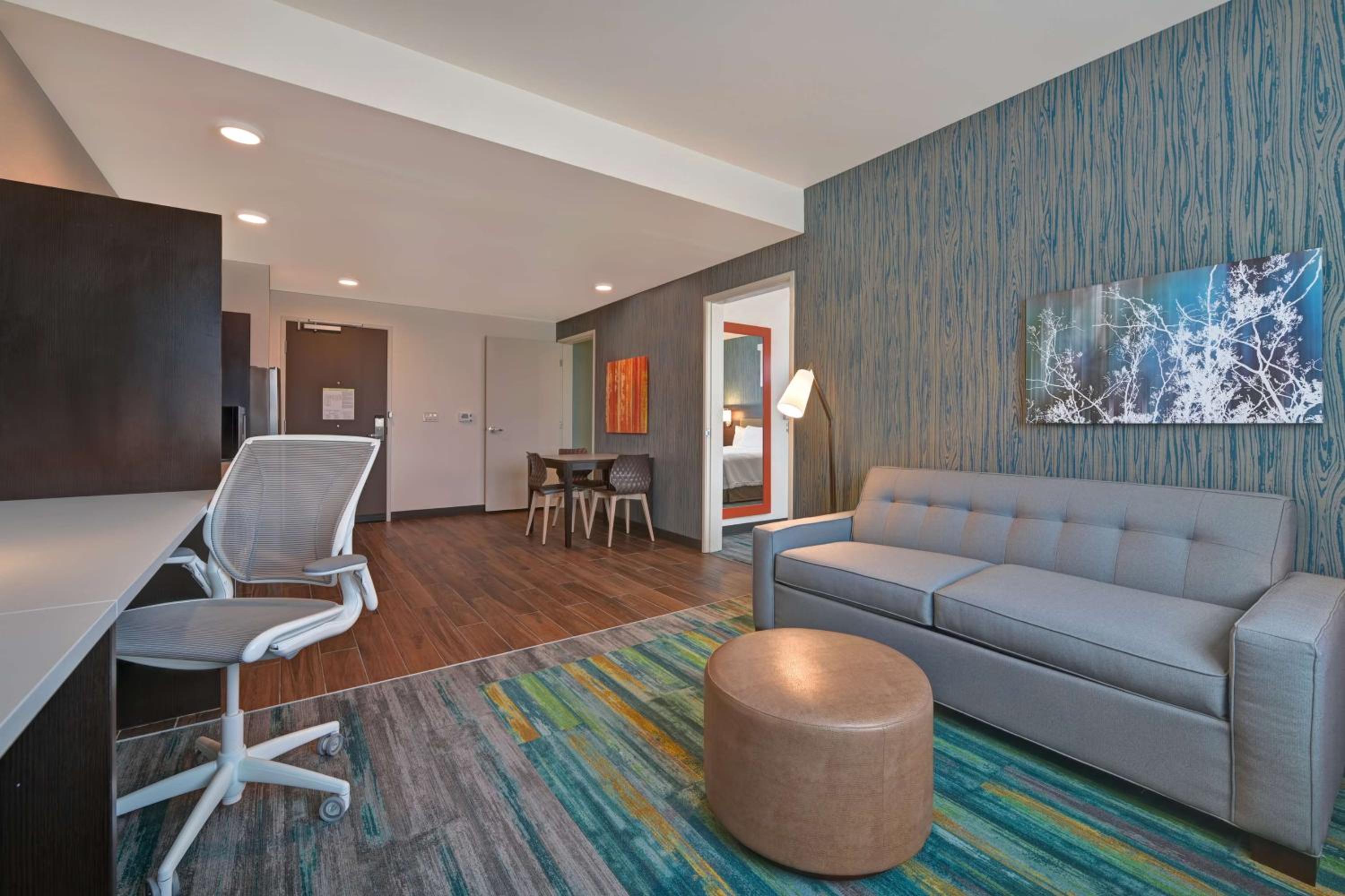 King Suite with Roll-In Shower - Non Smoking - Photo 4