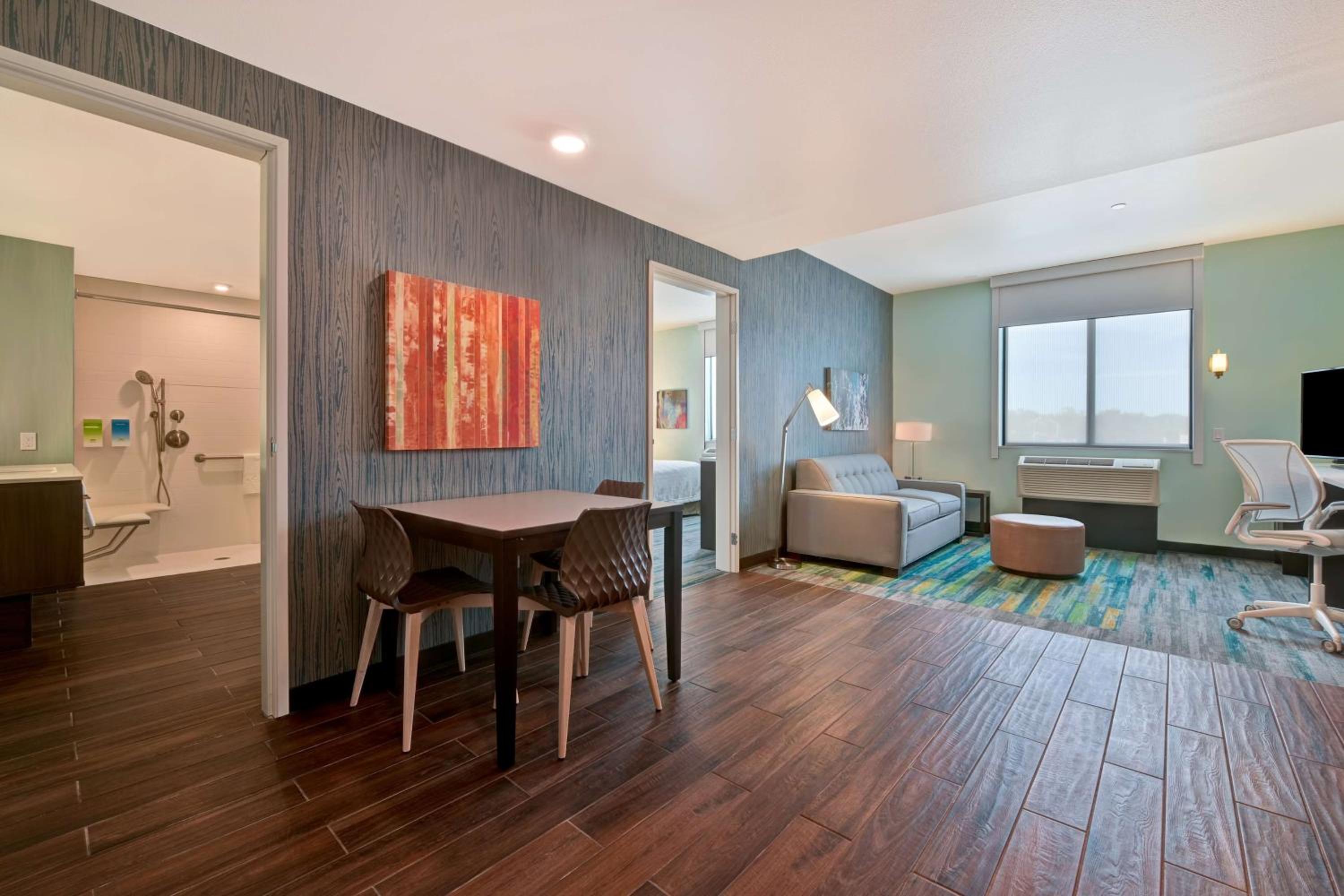 King Suite with Roll-In Shower - Non Smoking - Photo 5