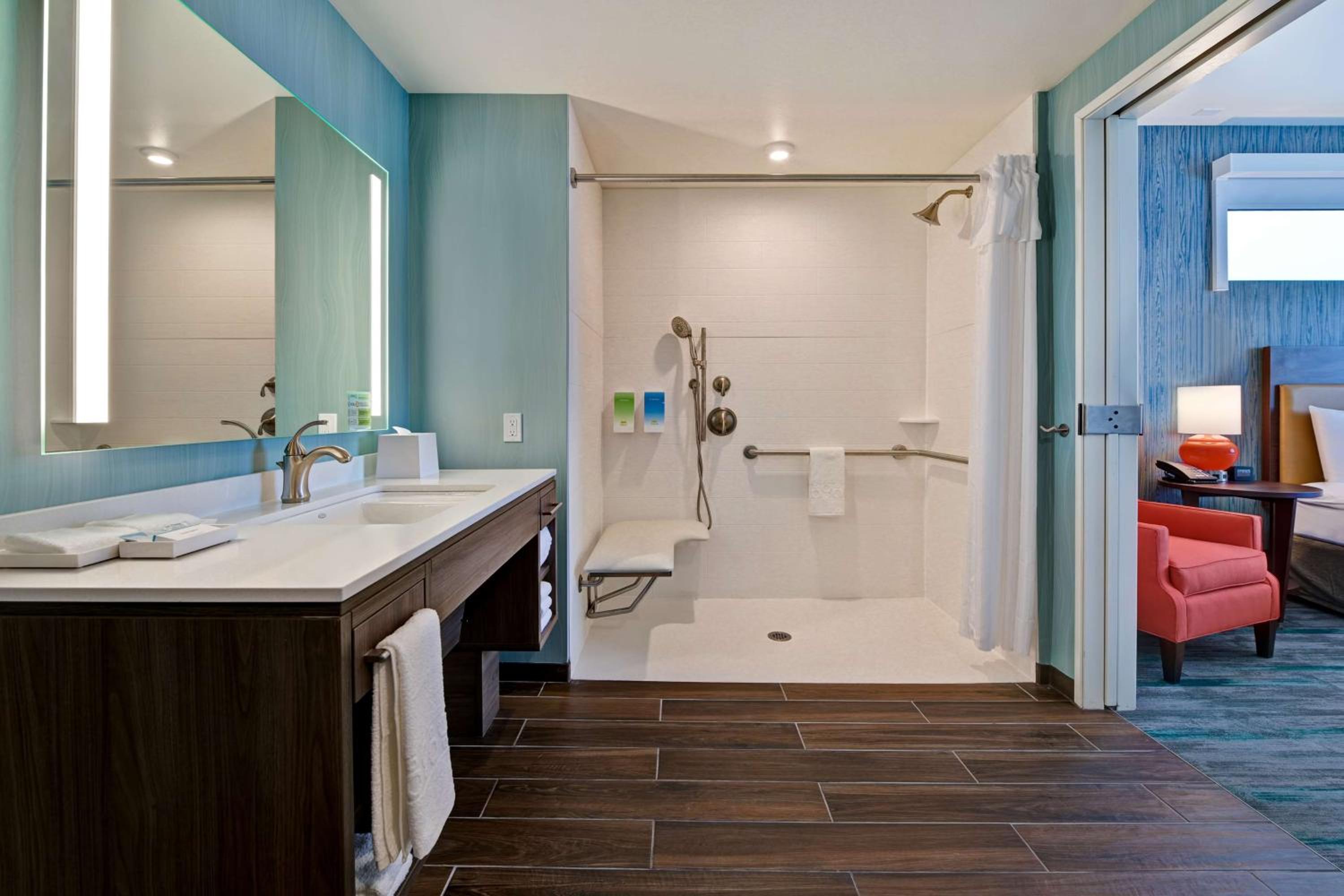 King Suite with Roll-In Shower - Non Smoking - Photo 7