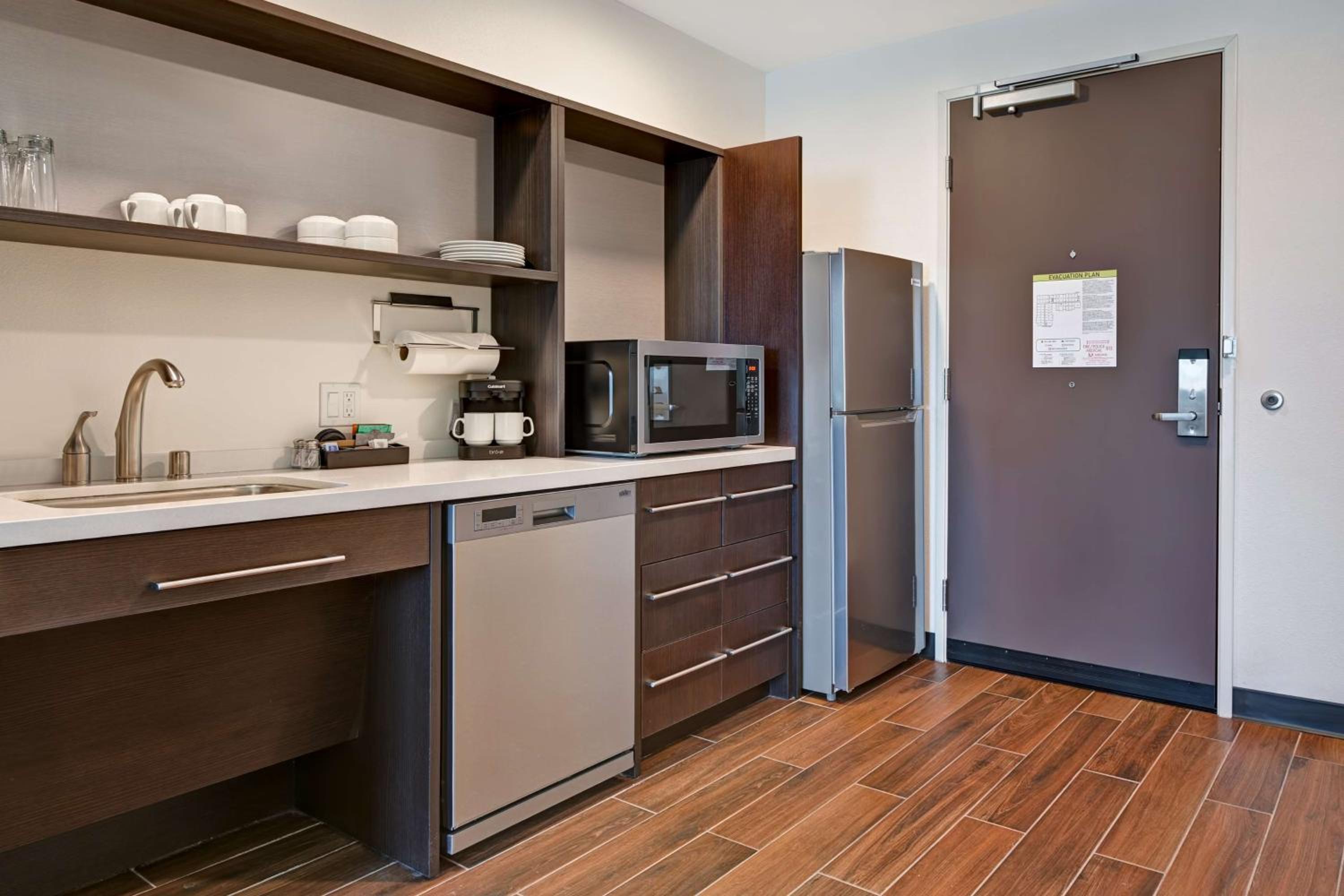 King Suite with Roll-In Shower - Non Smoking - Photo 2