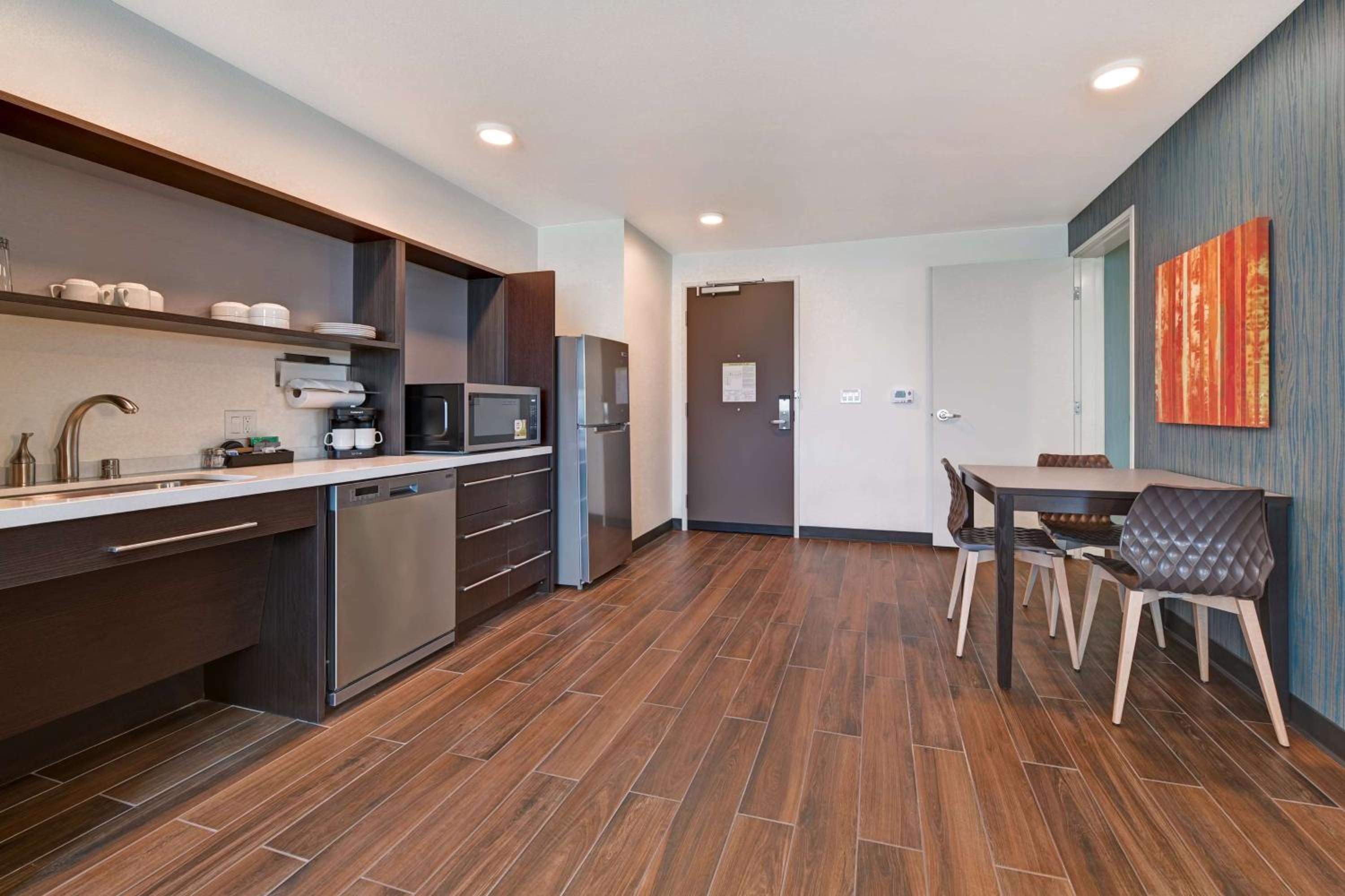 King Suite with Roll-In Shower - Non Smoking - Photo 6