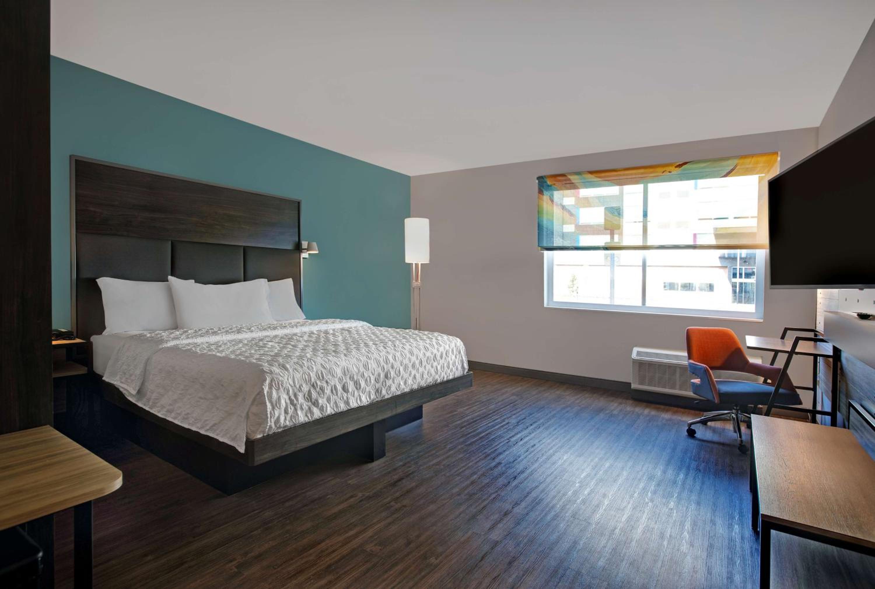 King Room with Roll-In Shower - Mobility Access - Photo 1