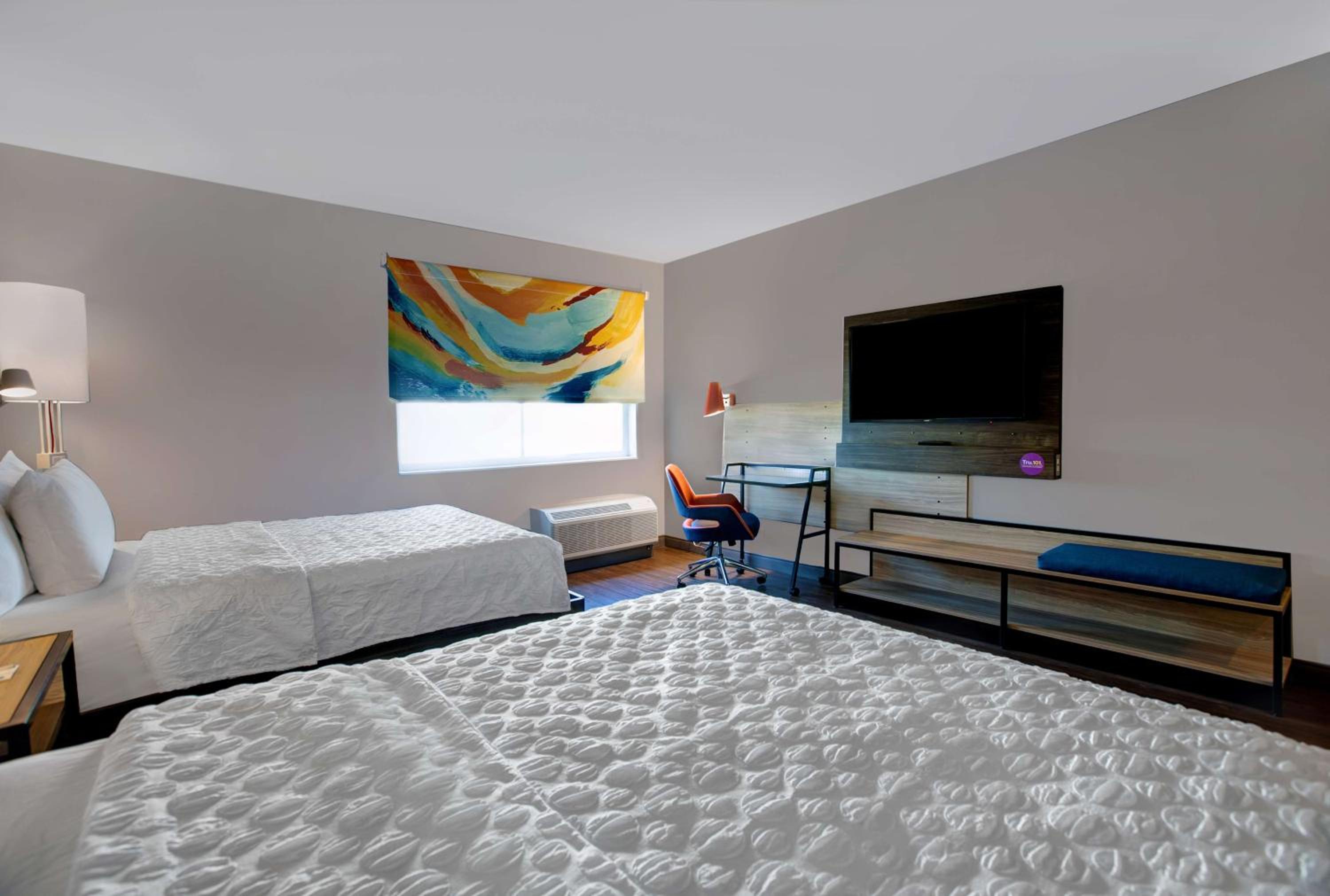 Queen Room with Two Queen Beds - Photo 6