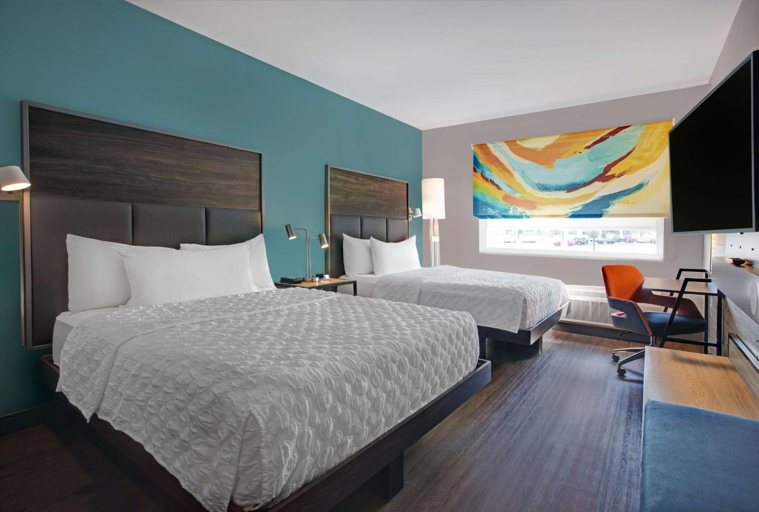 Queen Room with Two Queen Beds - Photo 7