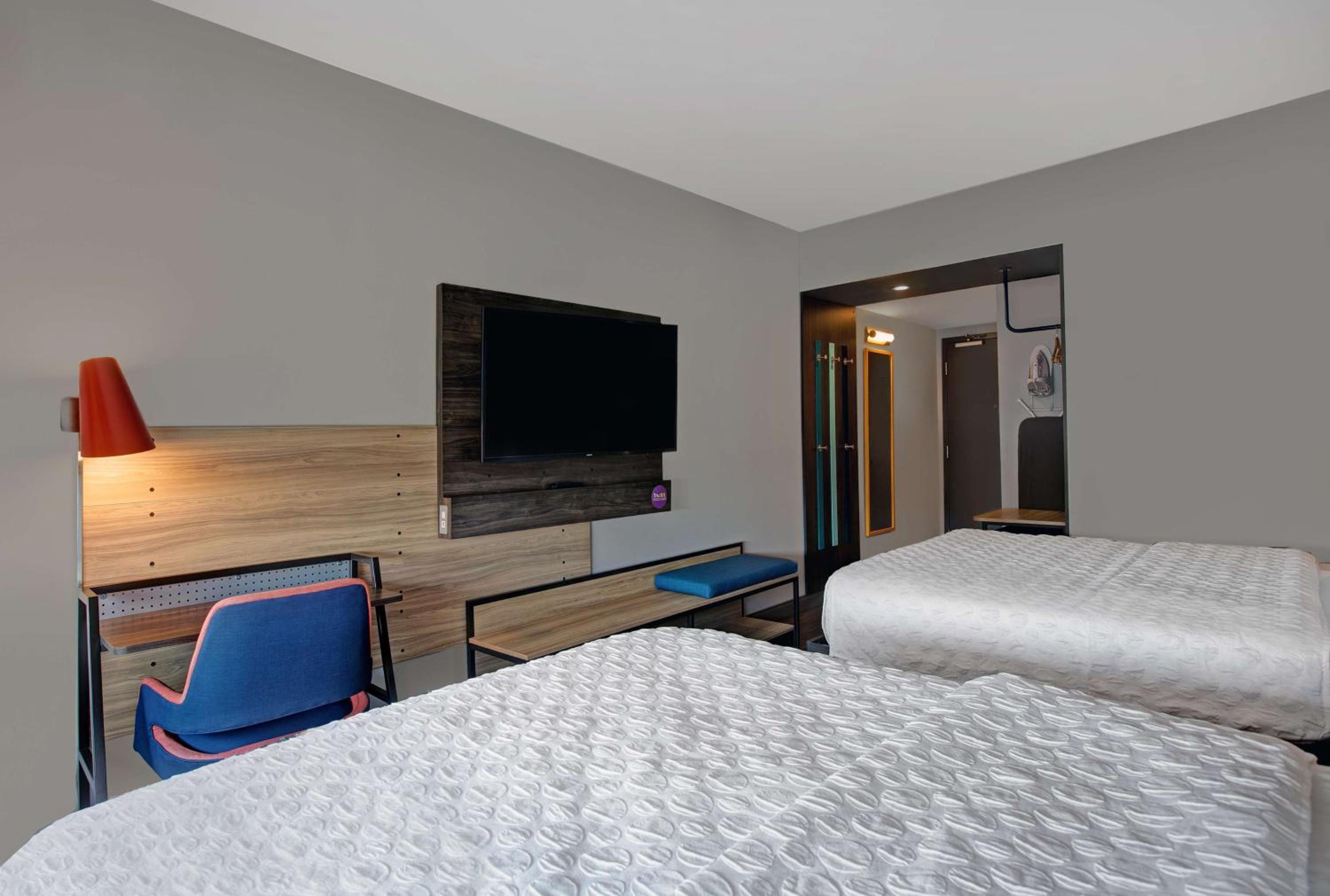 Queen Room with Two Queen Beds - Photo 5