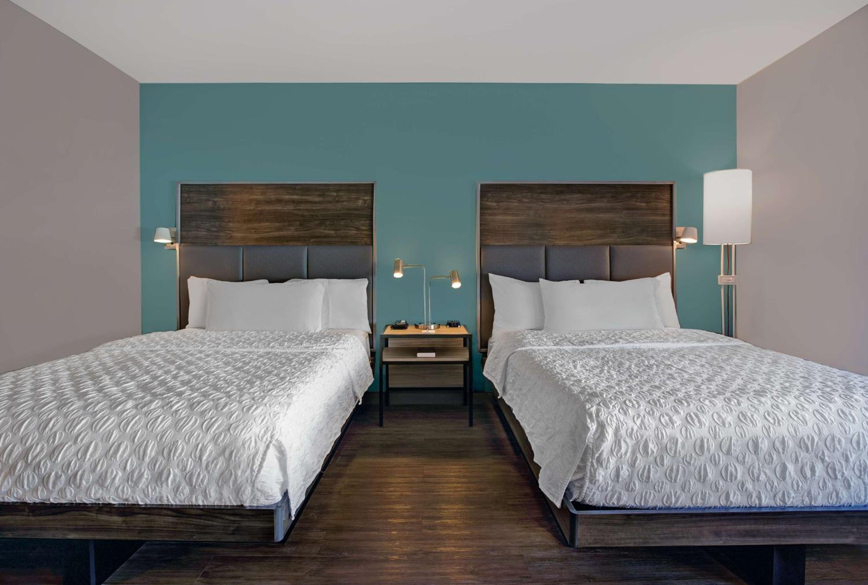 Queen Room with Two Queen Beds - Photo 2