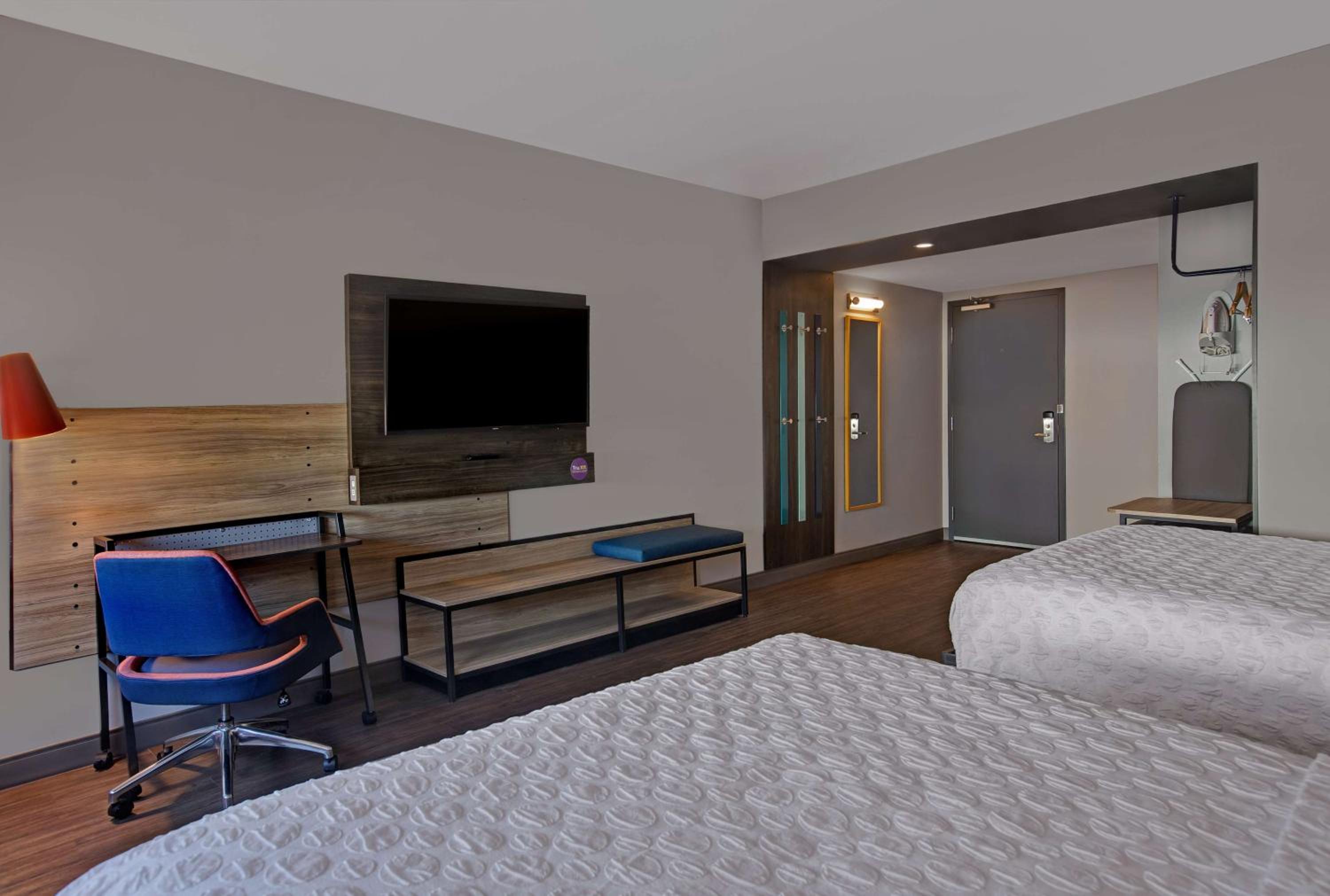 Queen Room with Two Queen Beds and Roll-In Shower - Mobility Access - Photo 3