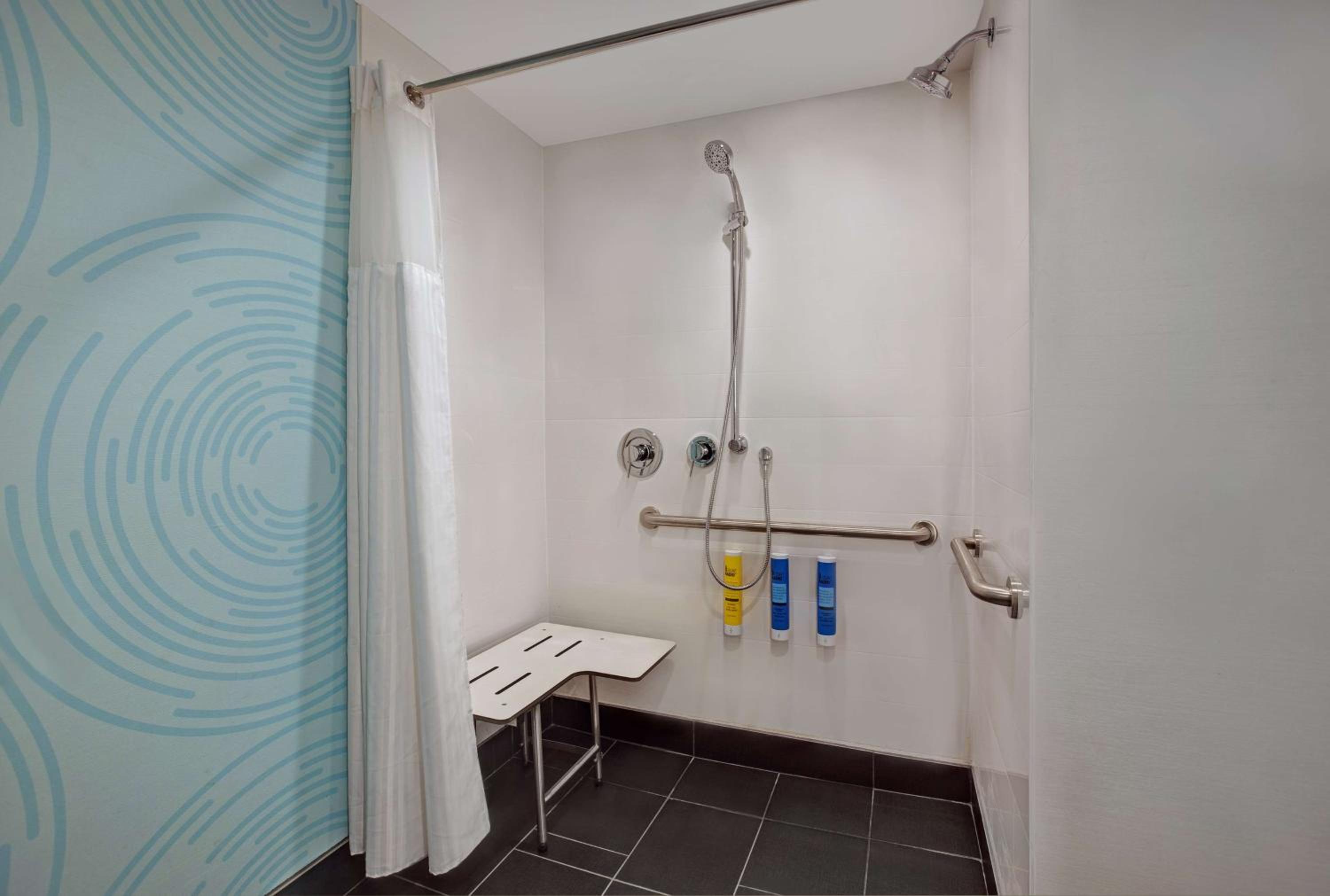 Queen Room with Two Queen Beds and Roll-In Shower - Mobility Access - Photo 4