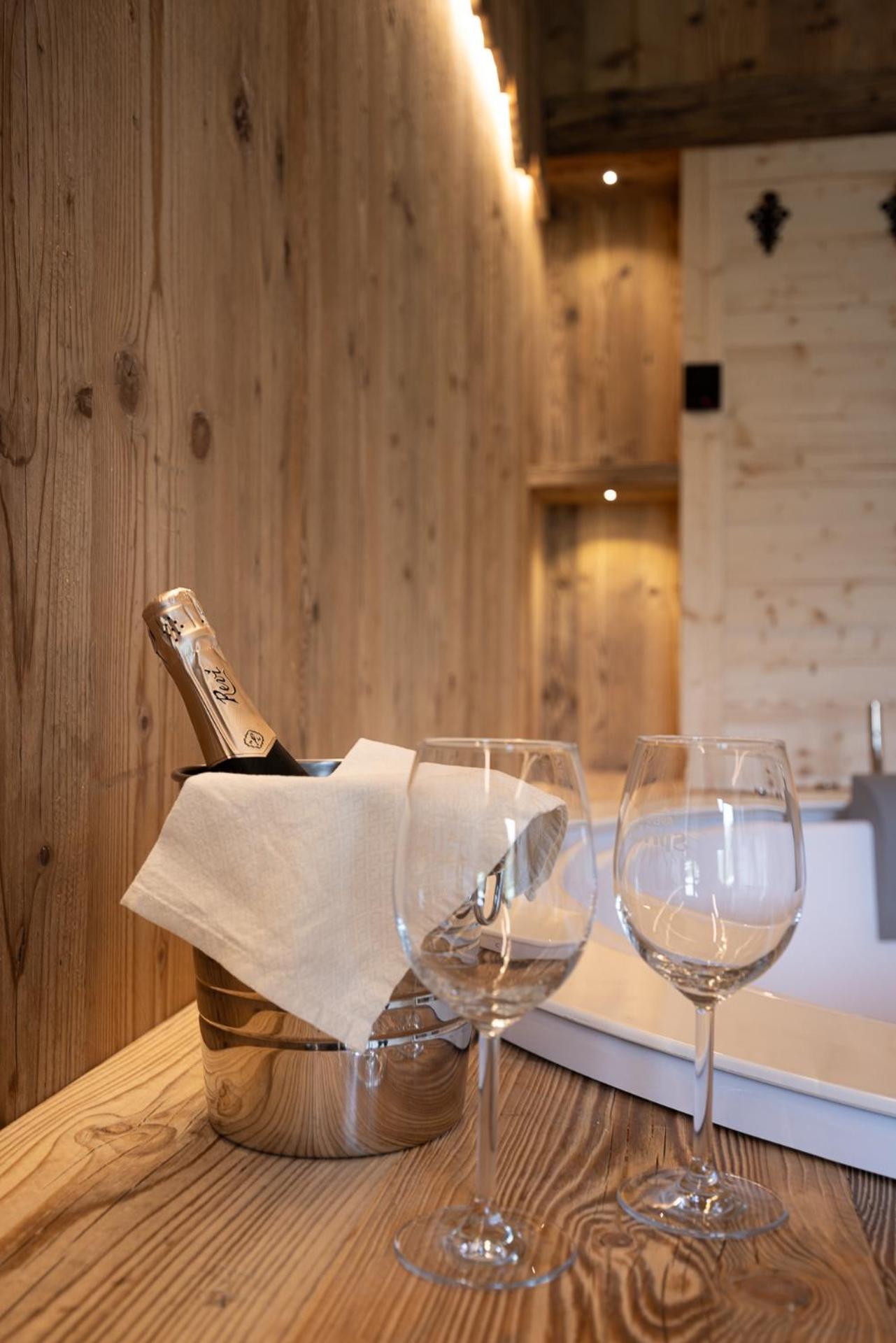 Deluxe Suite with Spa Bath - Photo 14