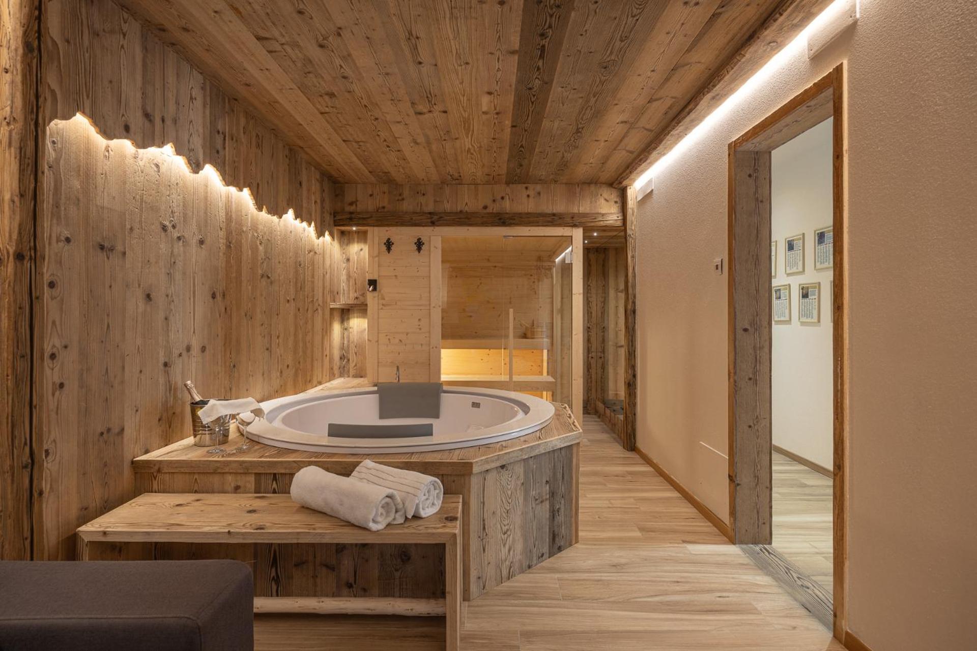 Deluxe Suite with Spa Bath - Photo 17