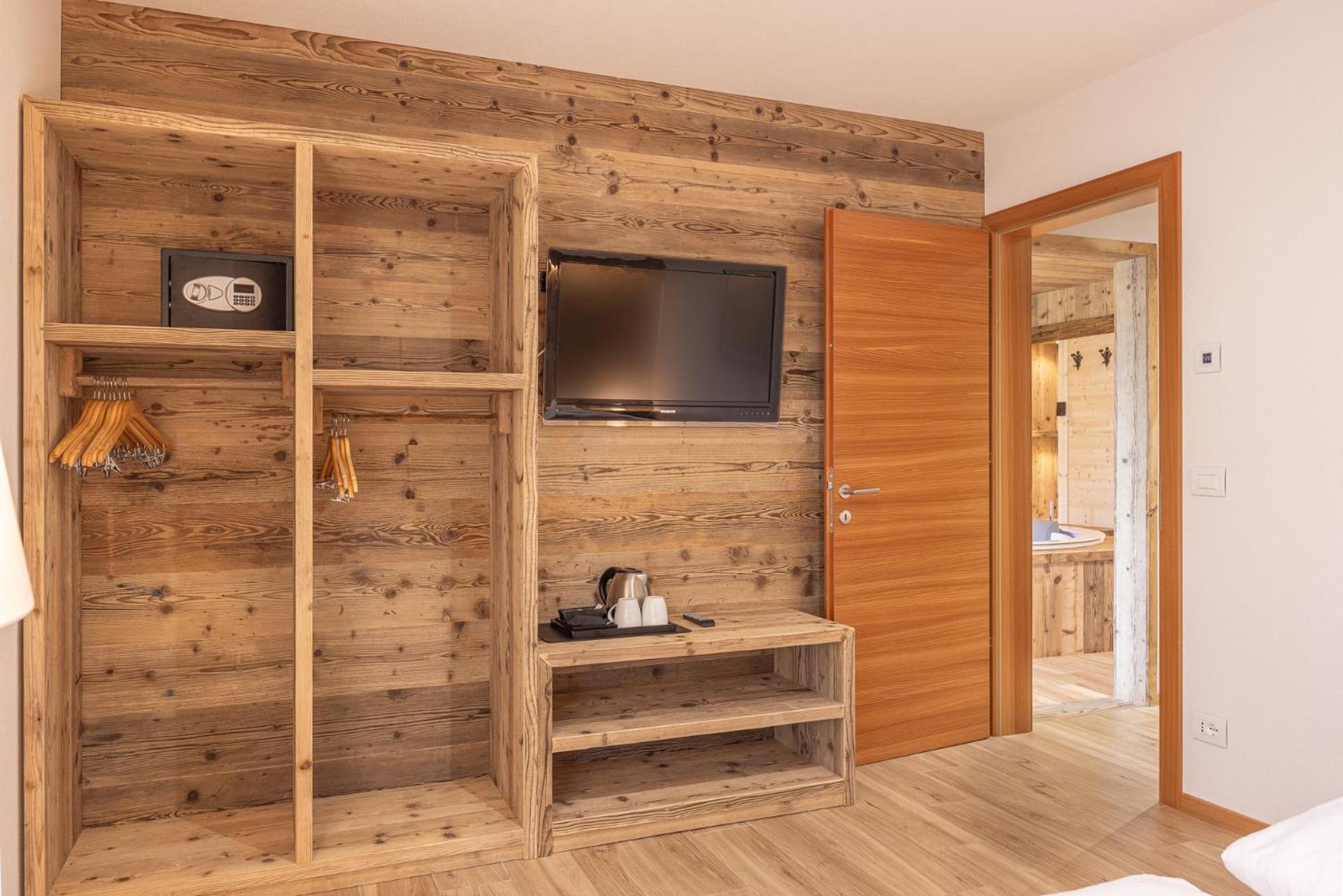 Deluxe Suite with Spa Bath - Photo 12
