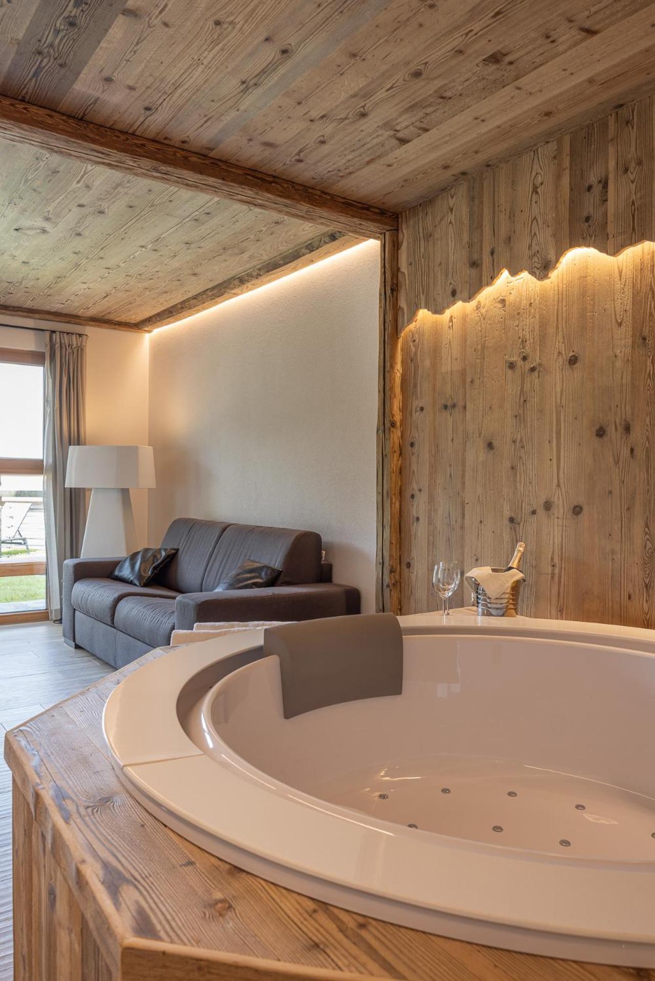 Deluxe Suite with Spa Bath - Photo 5