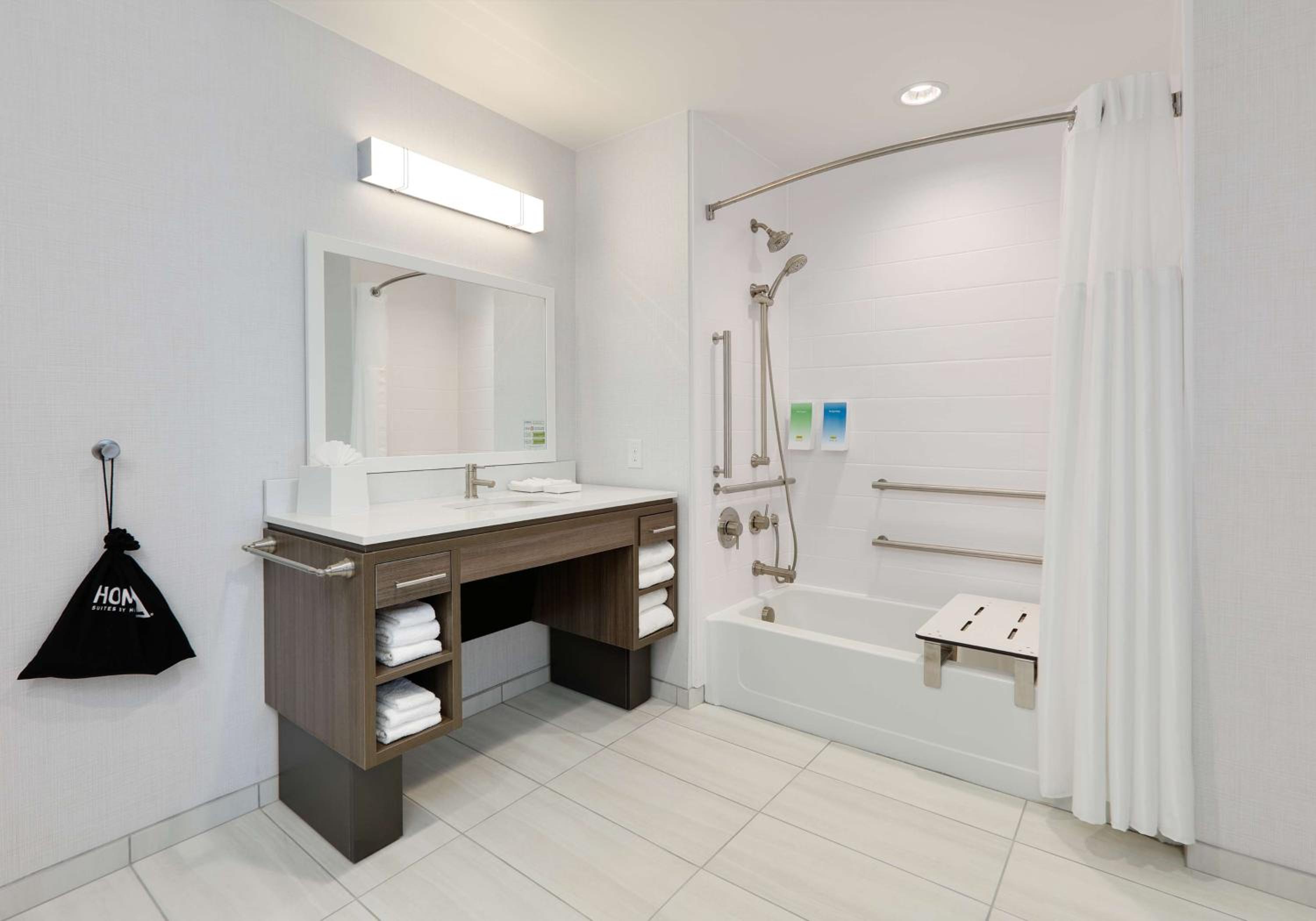 King Suite - Mobility Access/Non-Smoking