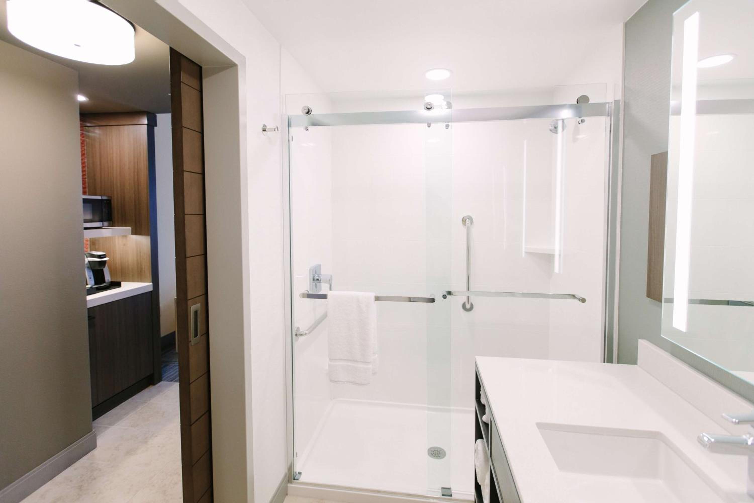 Available room thumbnail 5