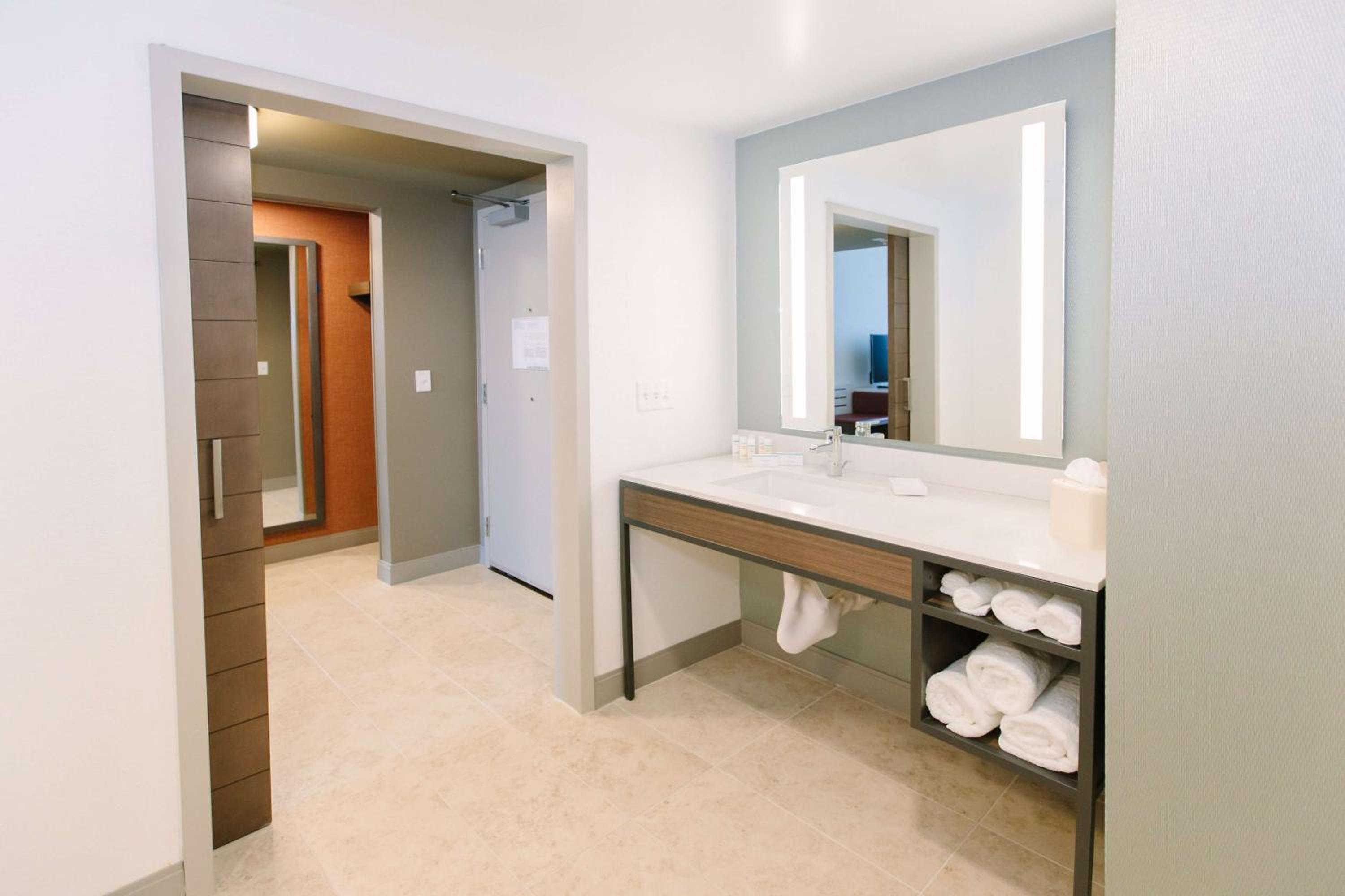 Deluxe King Room - Hearing Accessible
