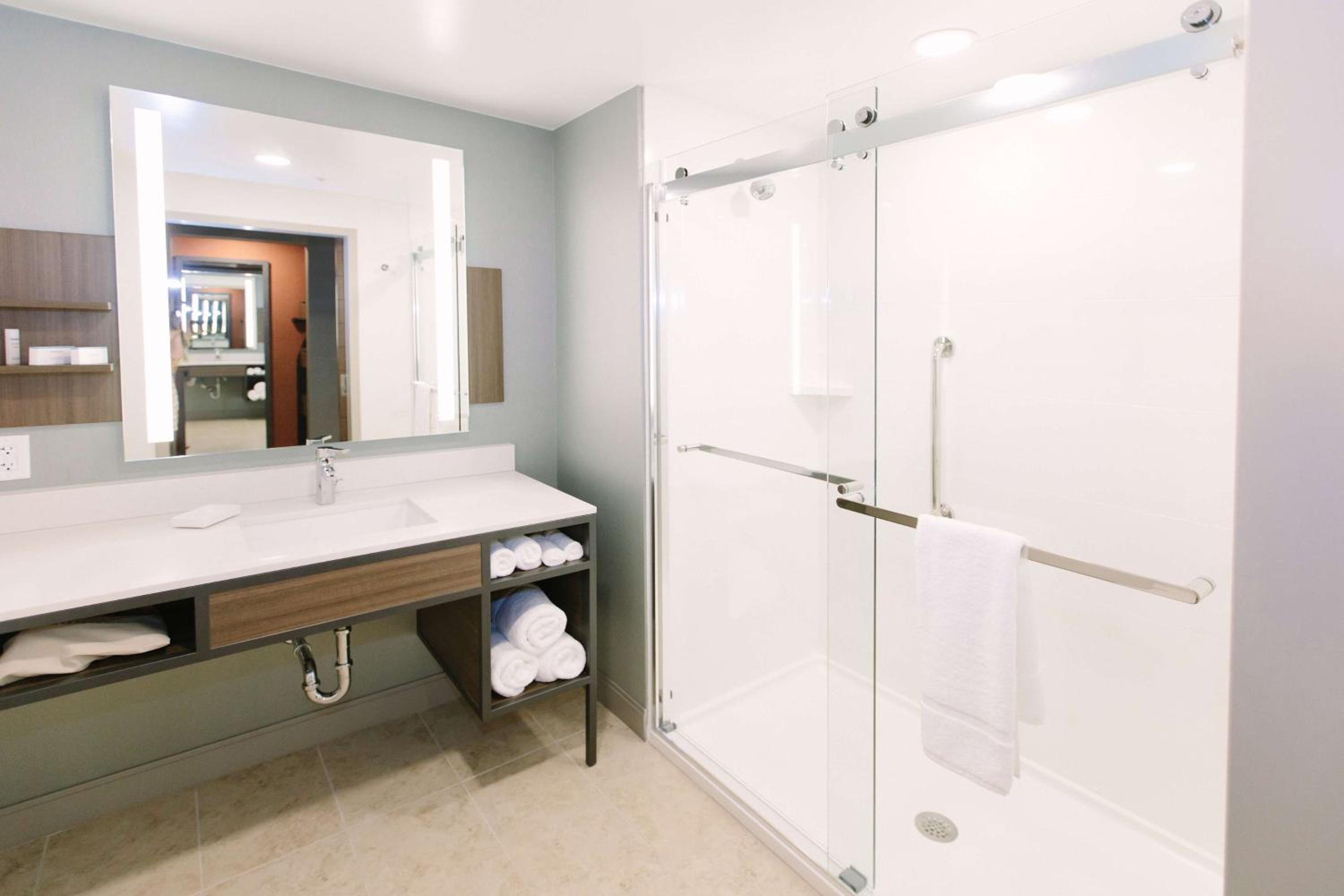 Deluxe King Room thumbnail 5
