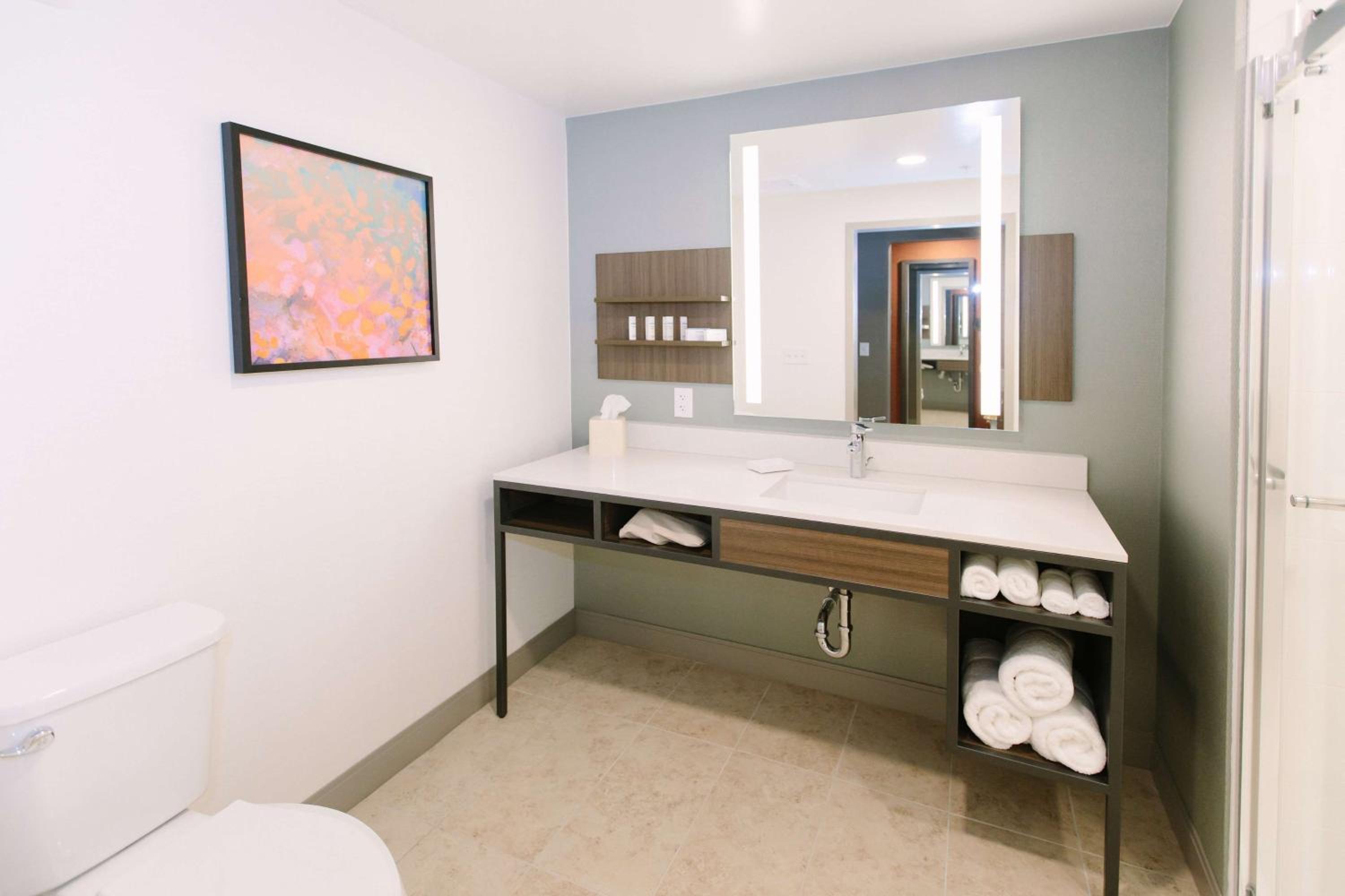 Deluxe King Room thumbnail 6