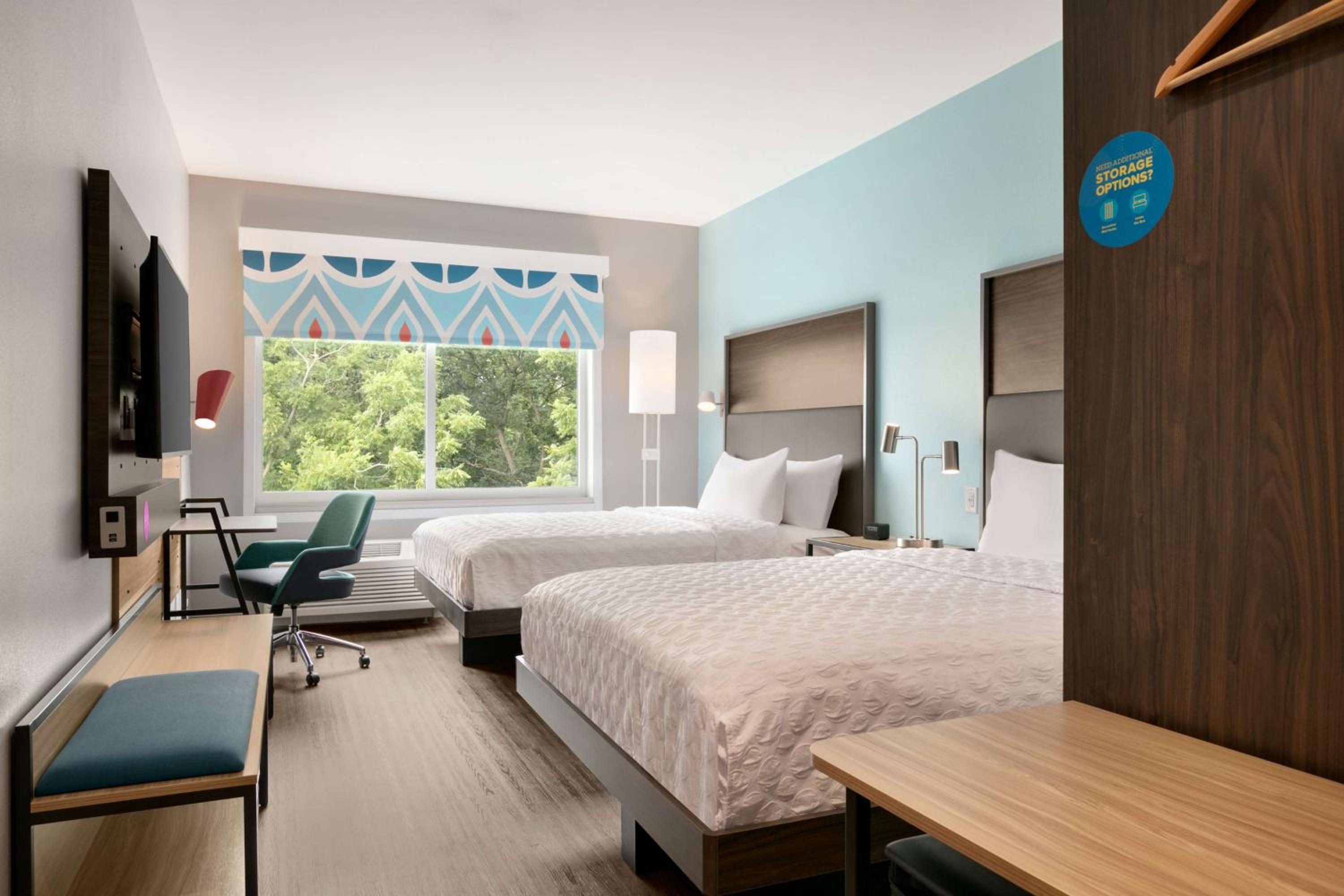 Queen Room with Two Queen Beds - Photo 4