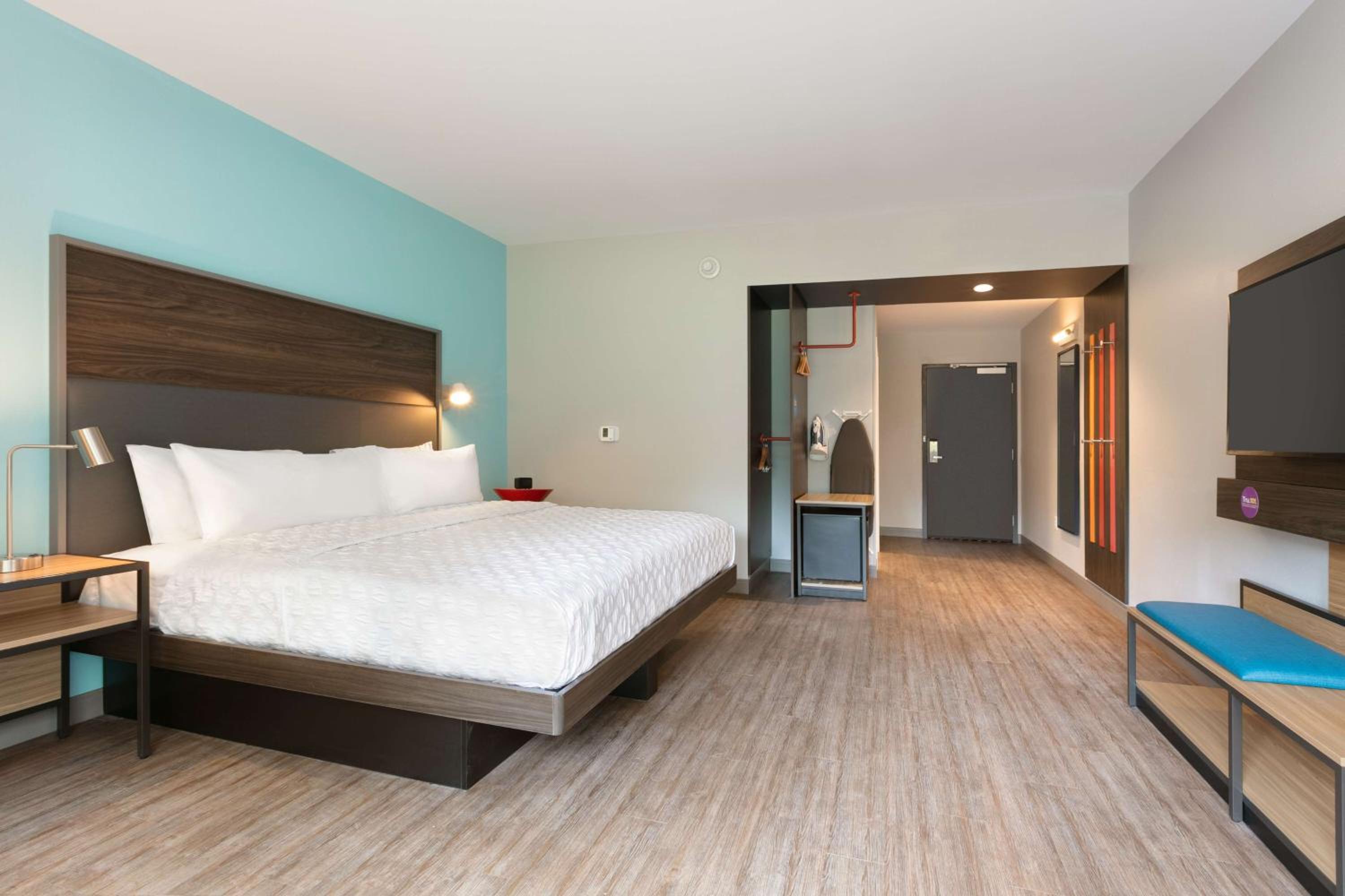 King Room with Roll-In Shower - Mobility Access - Photo 3