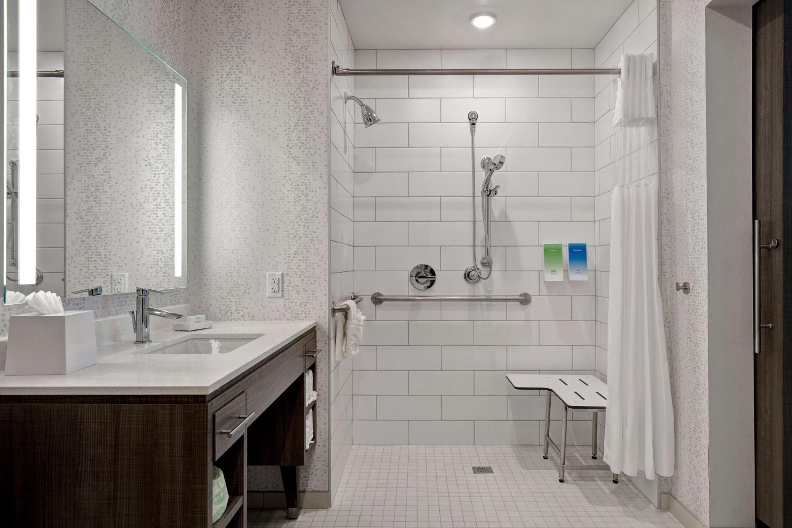 King Suite with Roll-In Shower - Mobility and Hearing Access/Non-Smoking - Photo 3