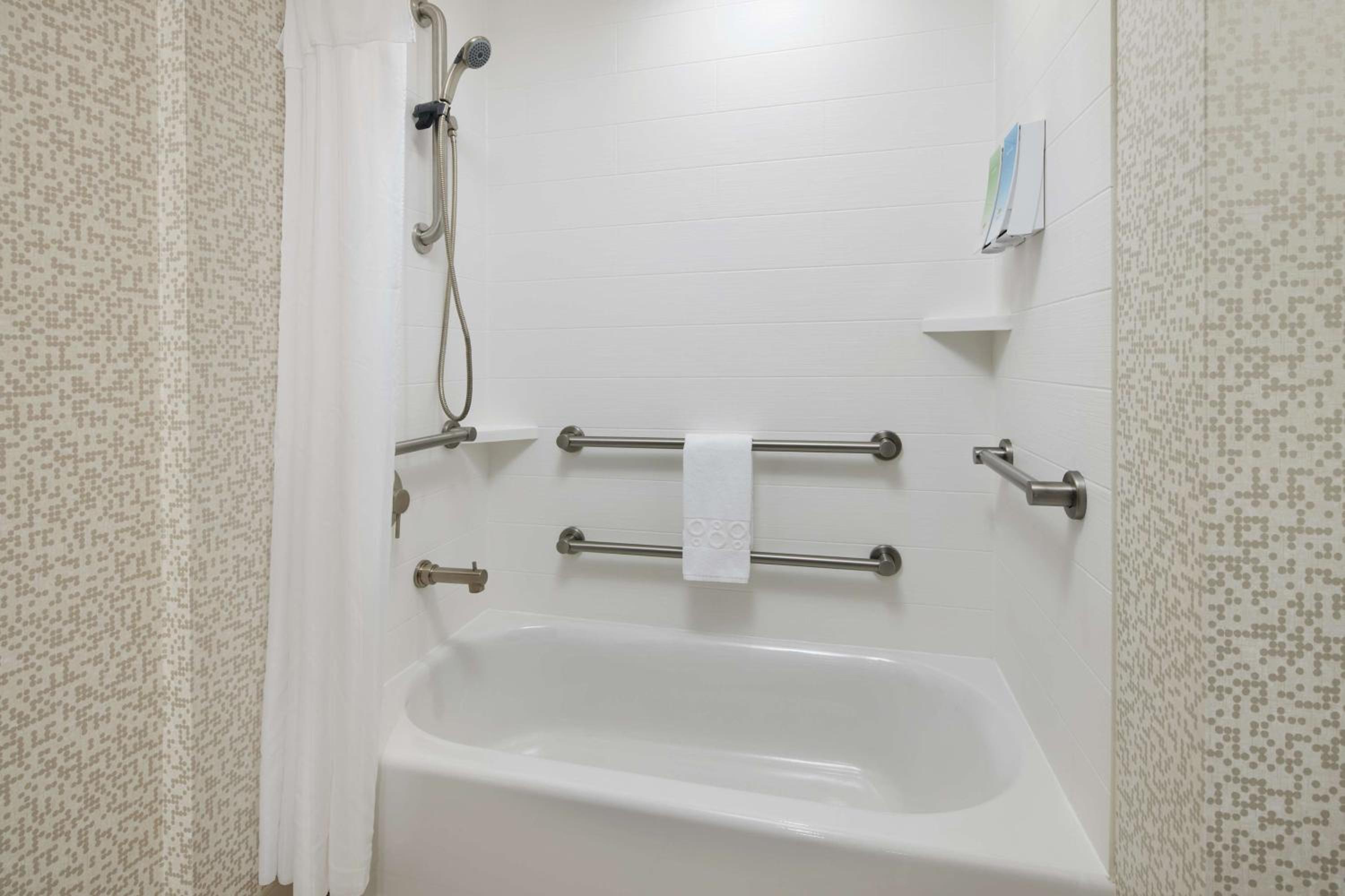 King Suite - Mobility Access/Non-Smoking - Photo 3