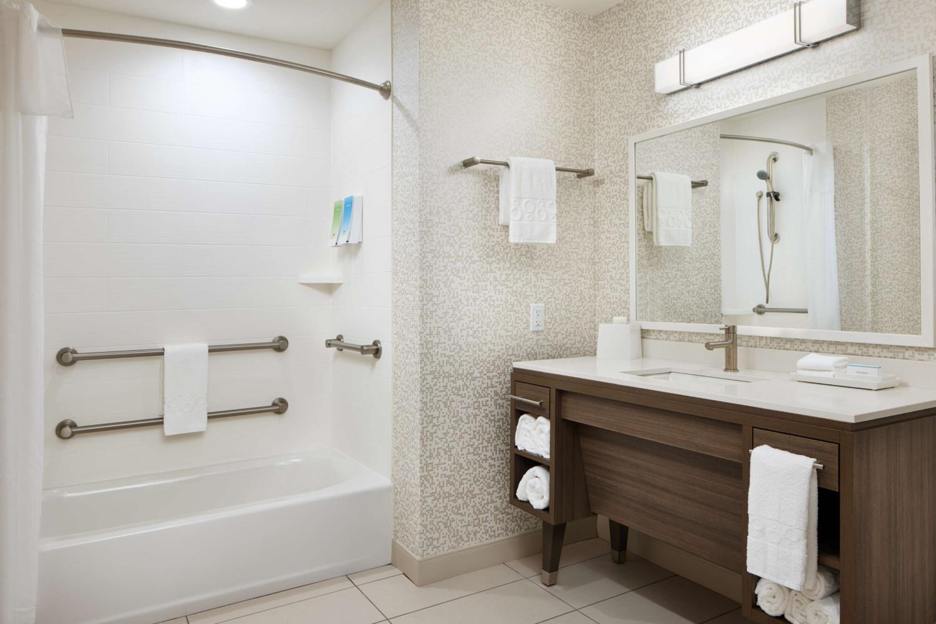 King Suite - Mobility Access/Non-Smoking - Photo 2