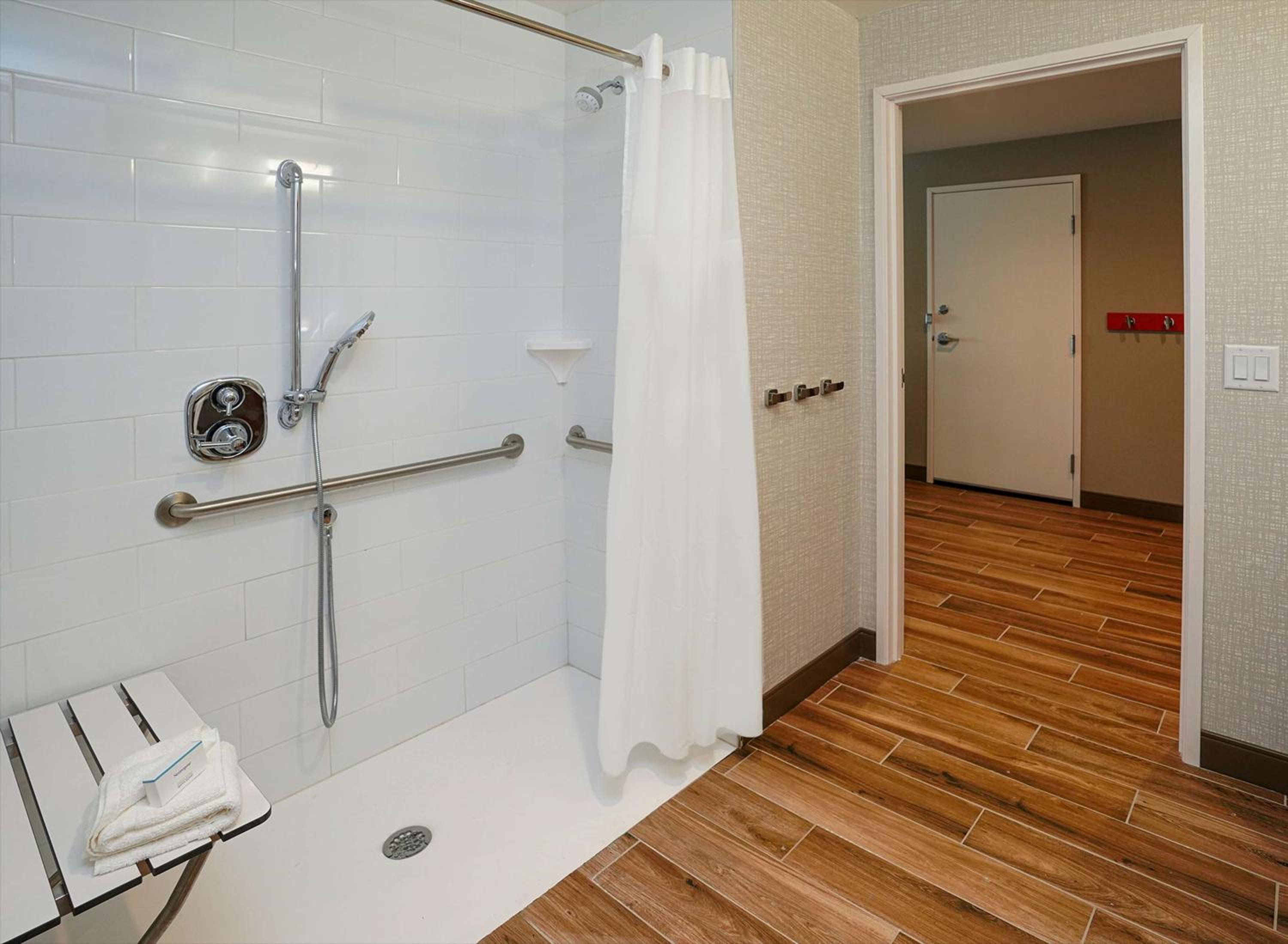Queen Room with Two Queen Beds and Roll-In Shower - Mobility Access/Non-Smoking - Photo 4