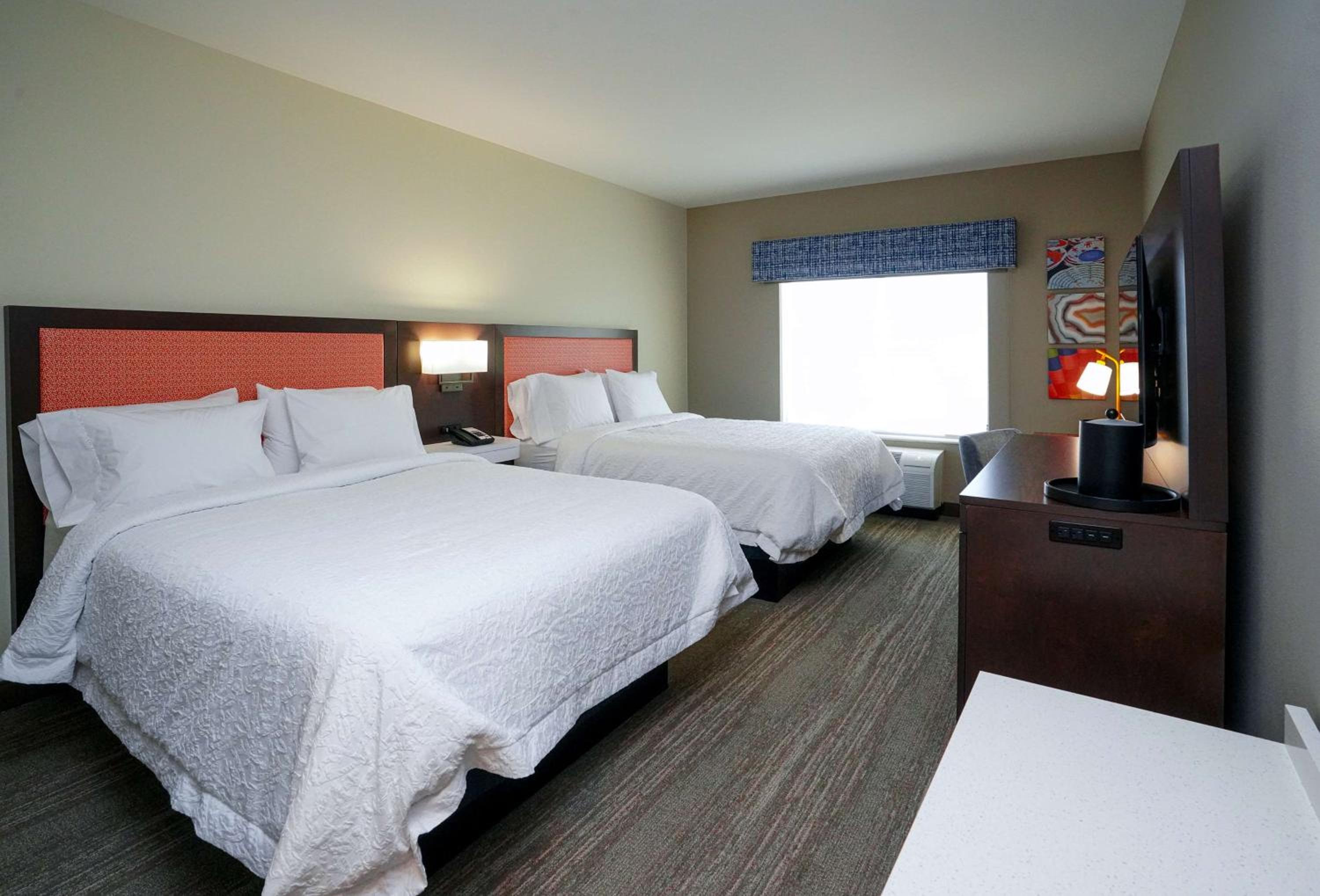 Queen Room with Two Queen Beds - Photo 4