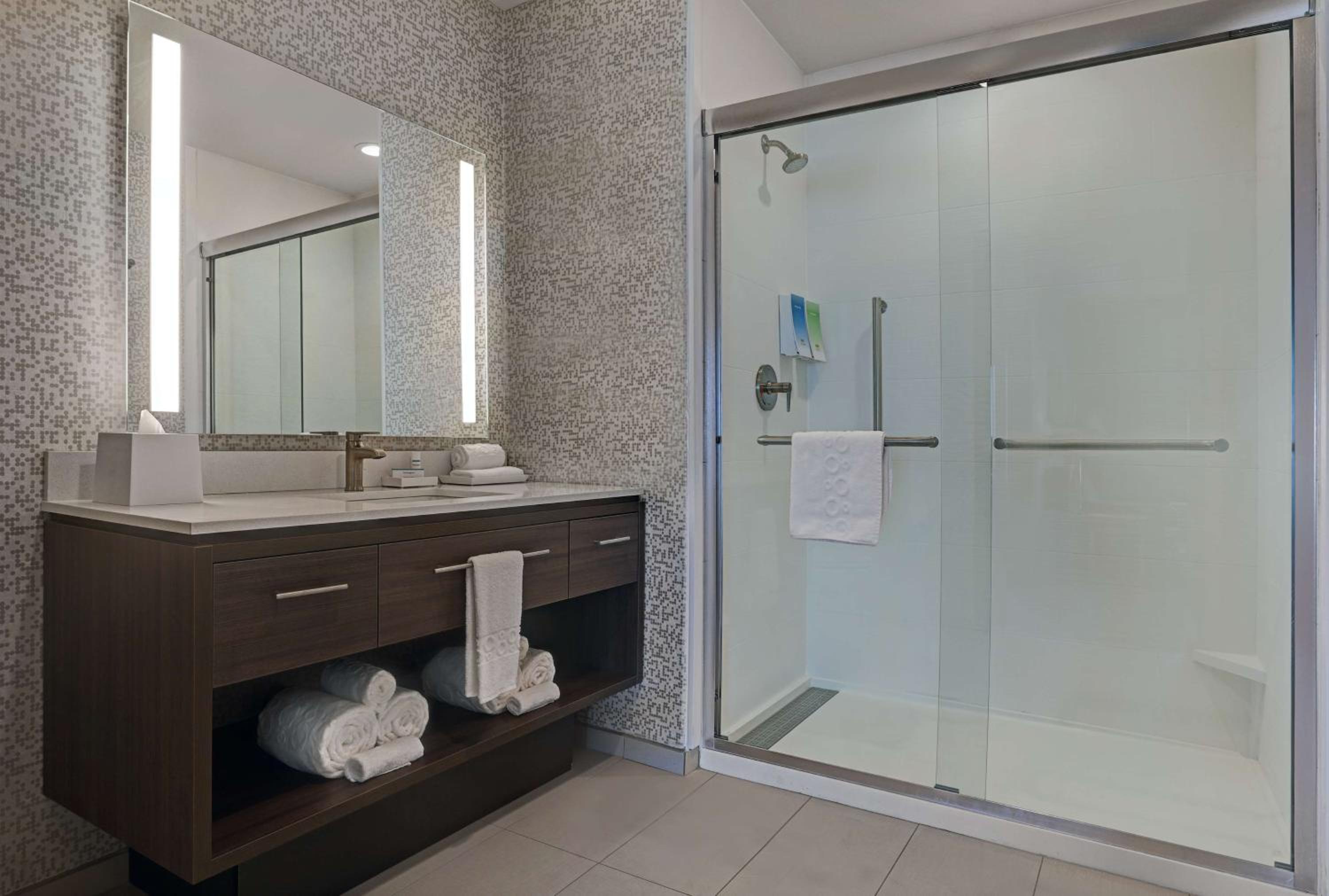 One-Bedroom King Suite - Non-Smoking - Photo 6