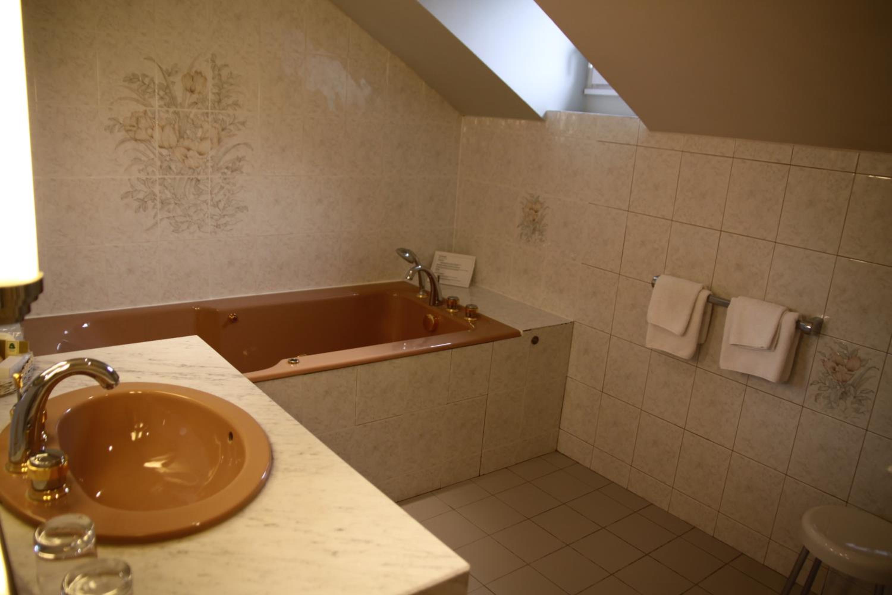 Suite with Hot Tub - Photo 5