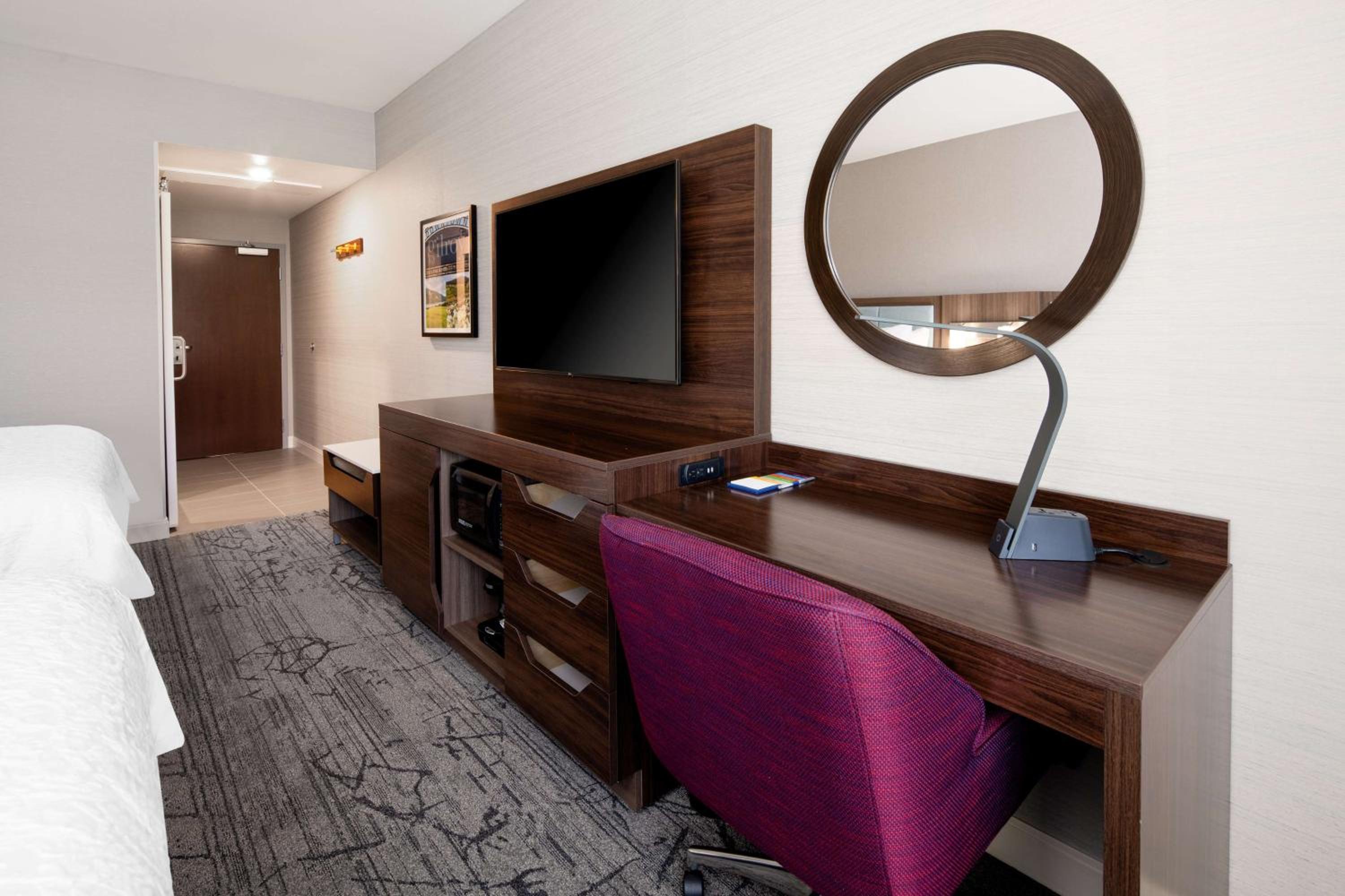 Queen Room with Two Queen Beds - Photo 2