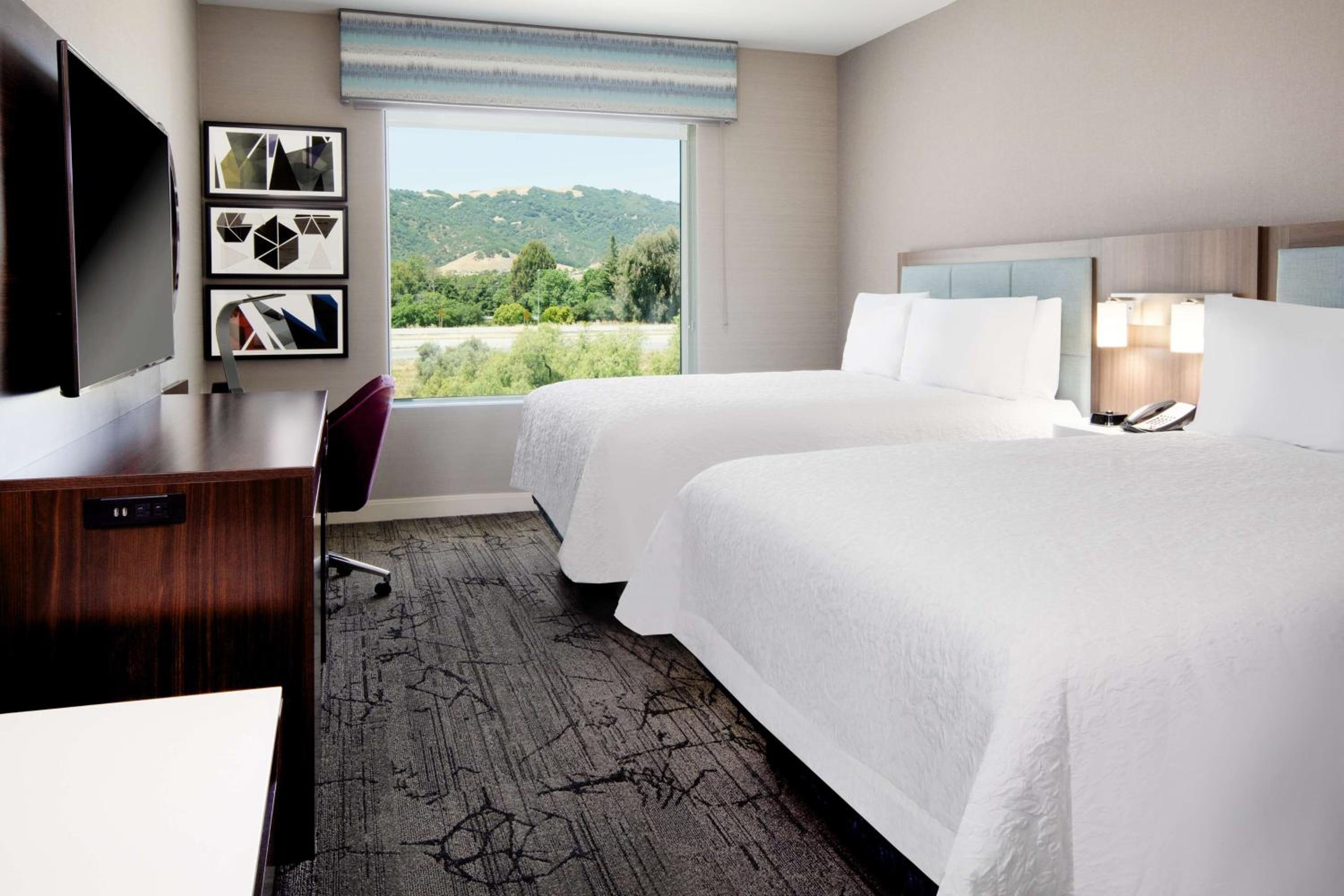 Queen Room with Two Queen Beds - Photo 3