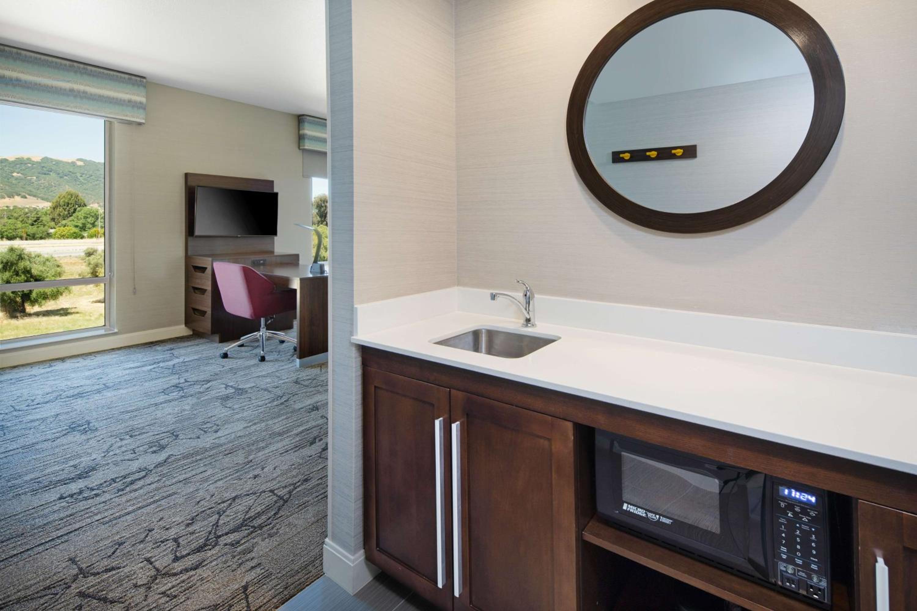 King Studio Suite - Non-Smoking - Photo 3