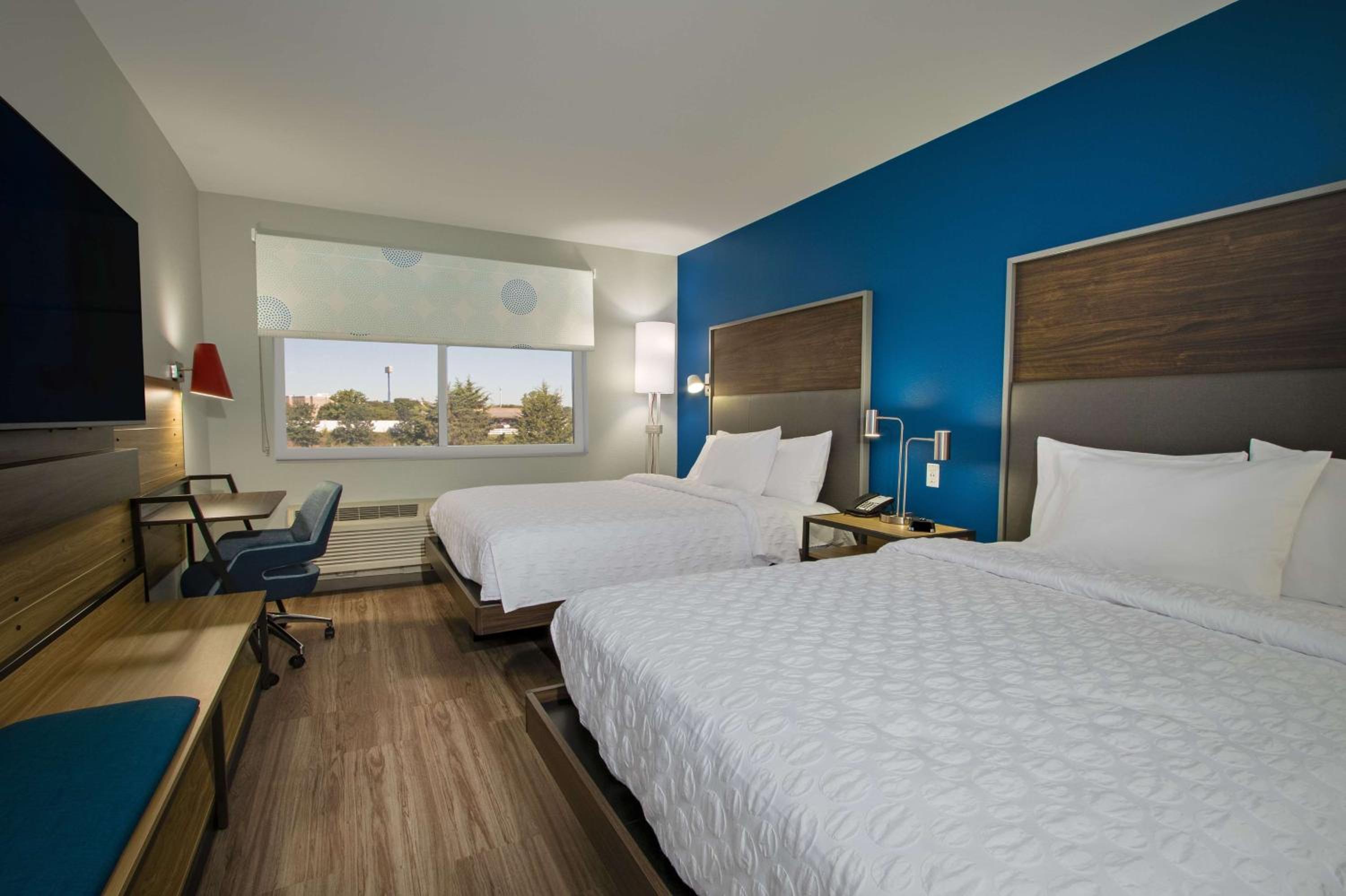Queen Room with Two Queen Beds - Photo 5
