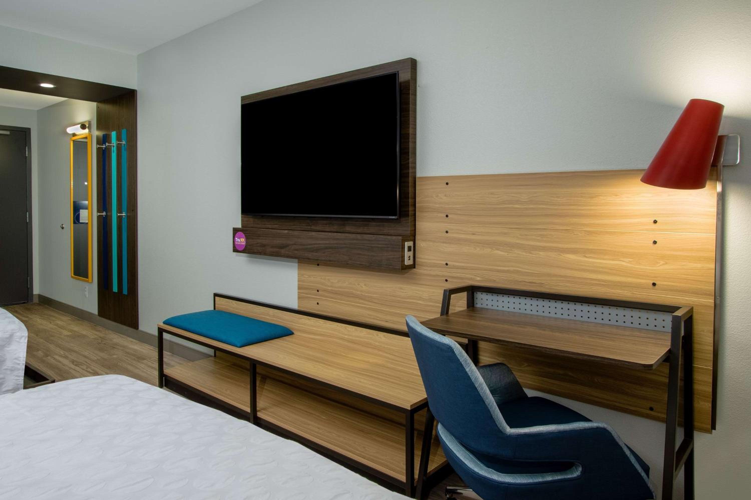 Queen Room with Two Queen Beds - Photo 3