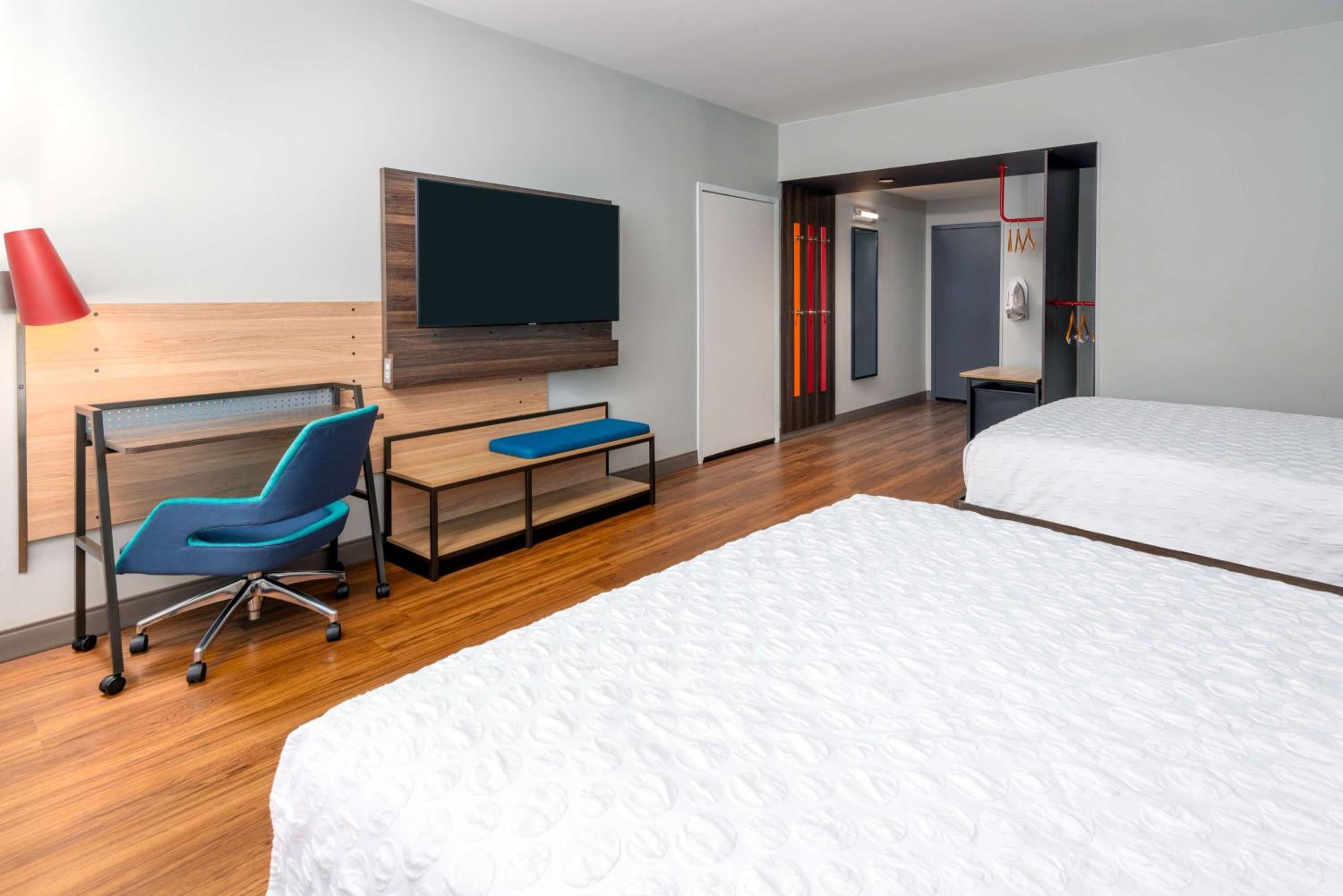 Queen Room with Two Queen Beds - Mobility Access - Photo 3